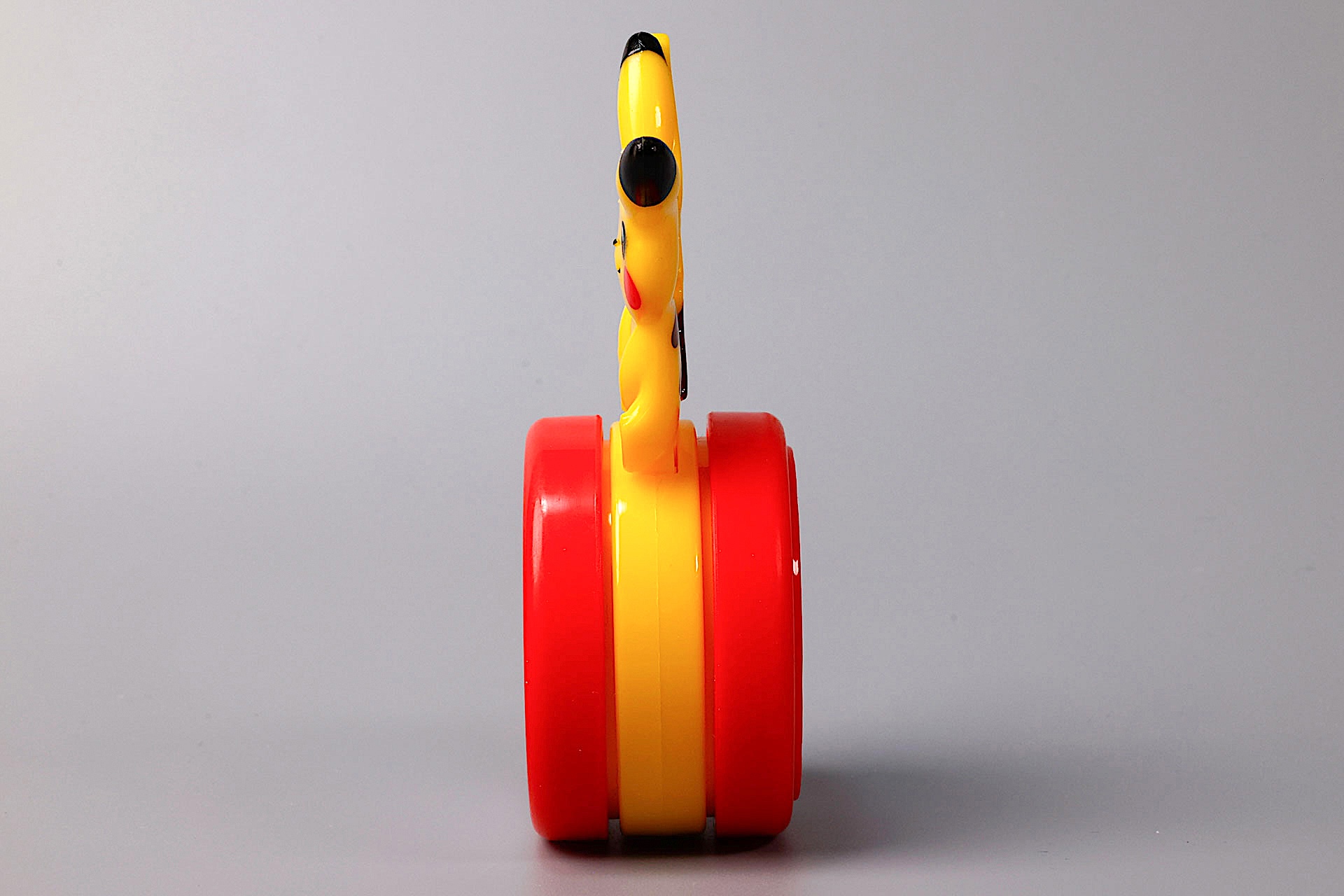 ピカチュウはこのようにモンスターボールに挟まったような形になっている