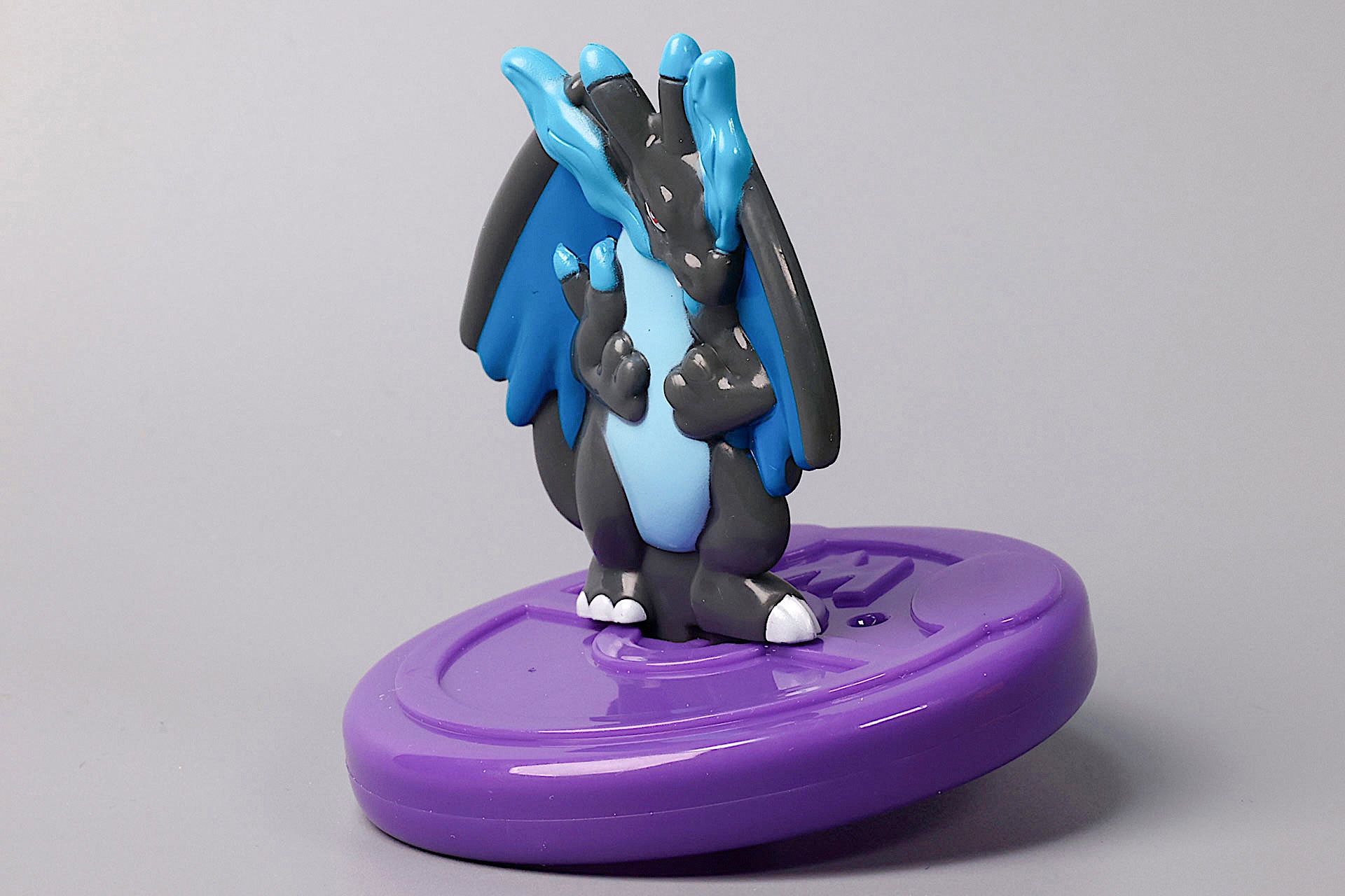 回しやすいように底面の中央が出っ張っている