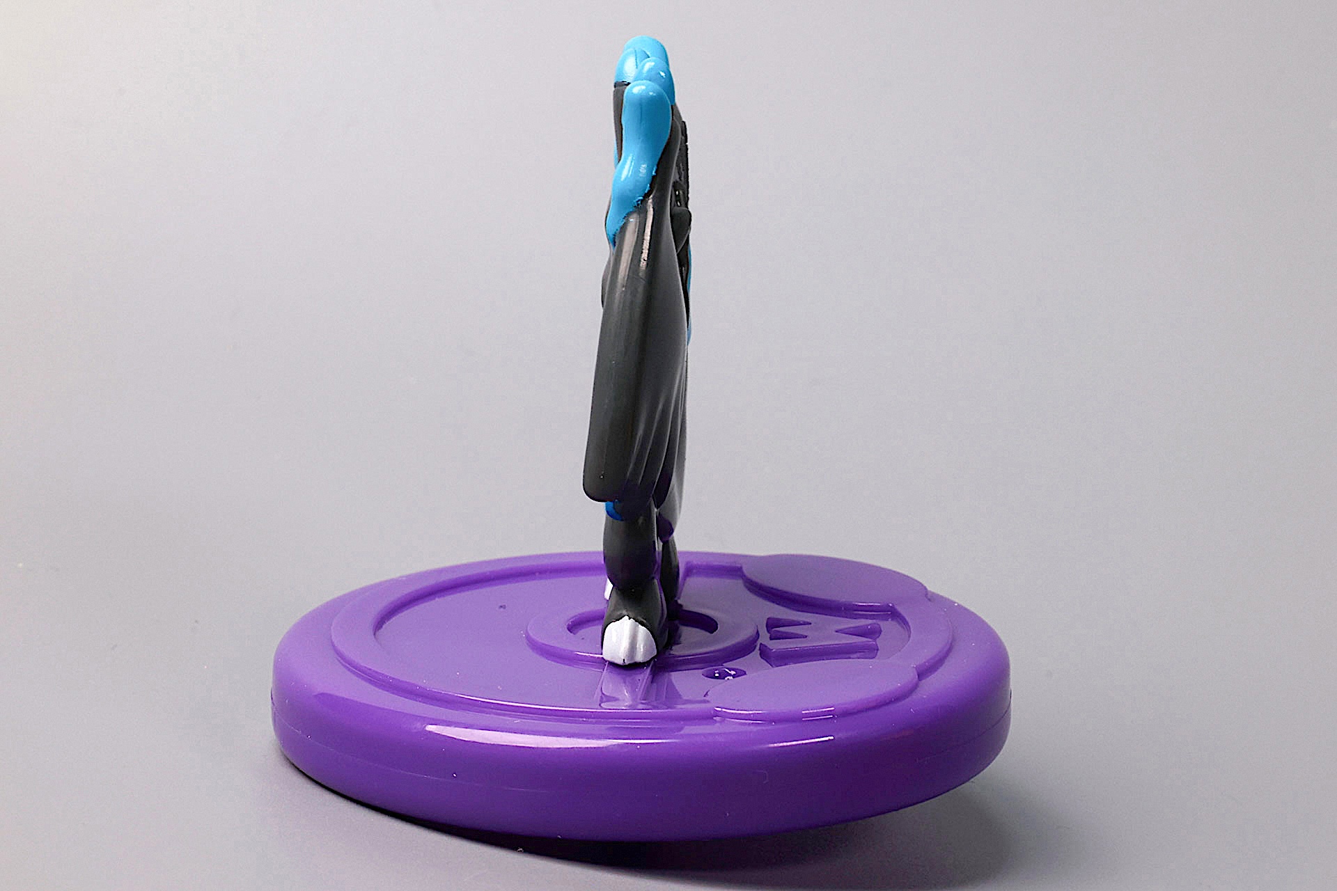 メガリザードンX部分は持ちやすいように平らになっている