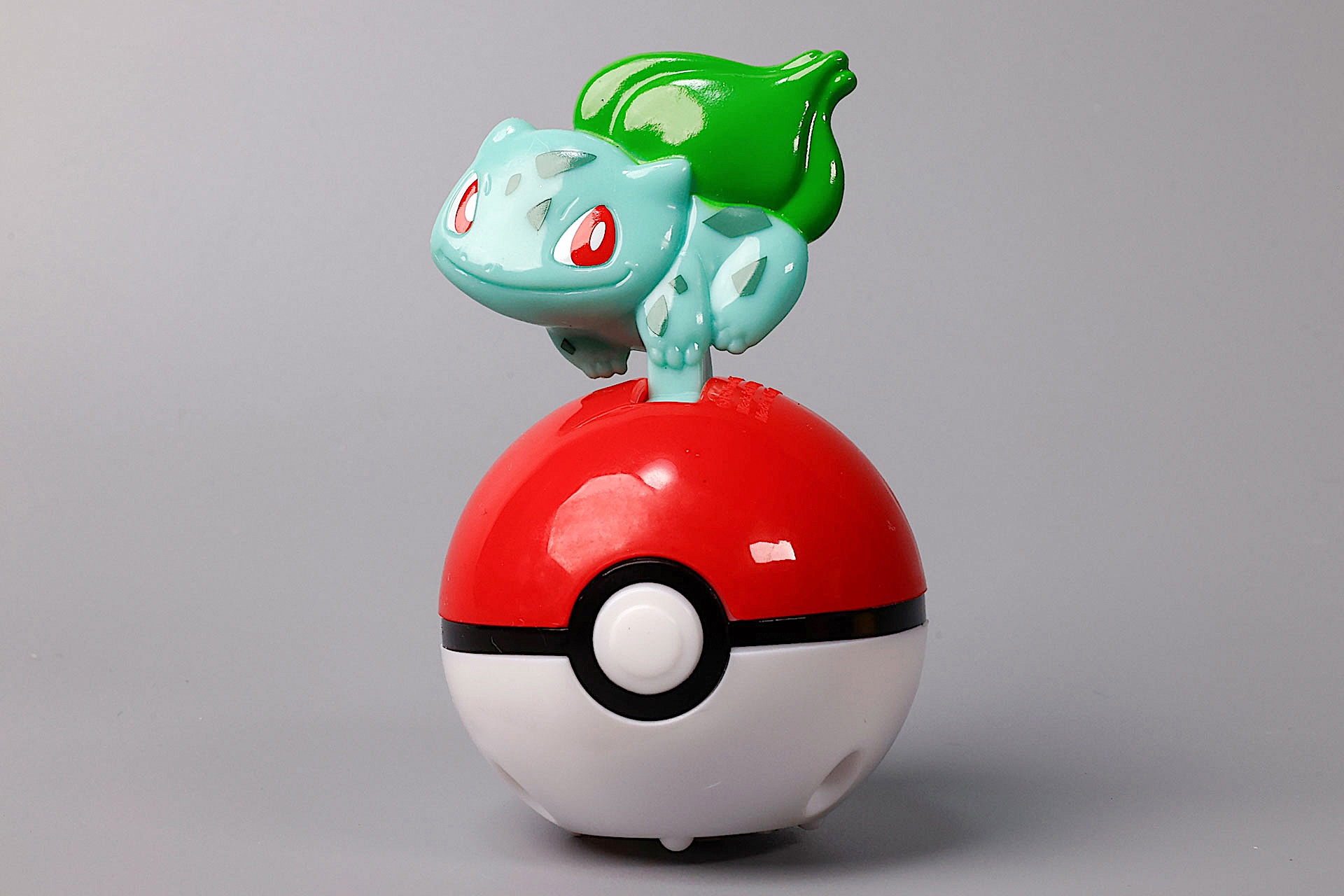 サーカスの芸人のようにモンスターボールの上に乗っているフシギダネ