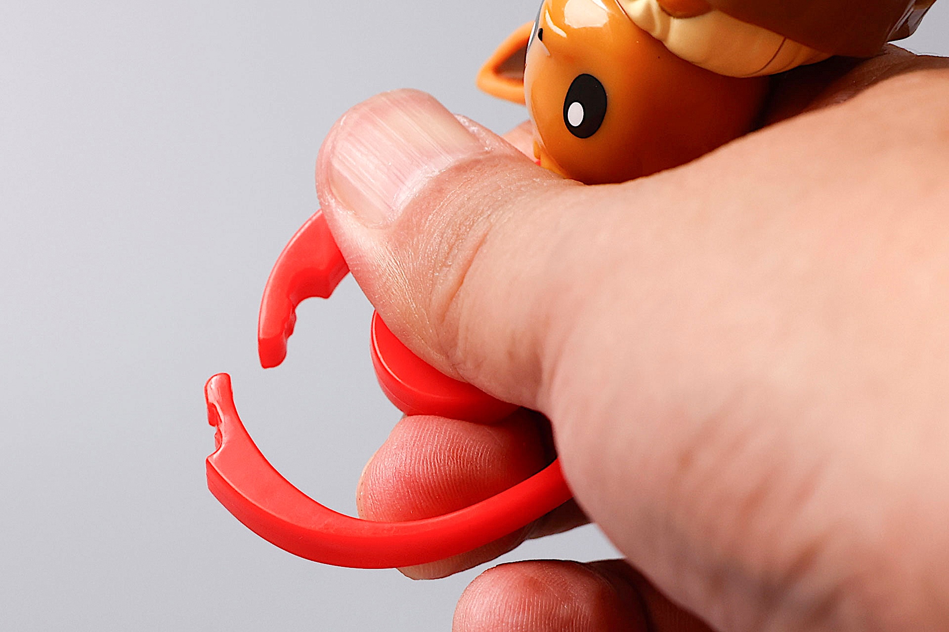 クリップはこのように手で広げることができる