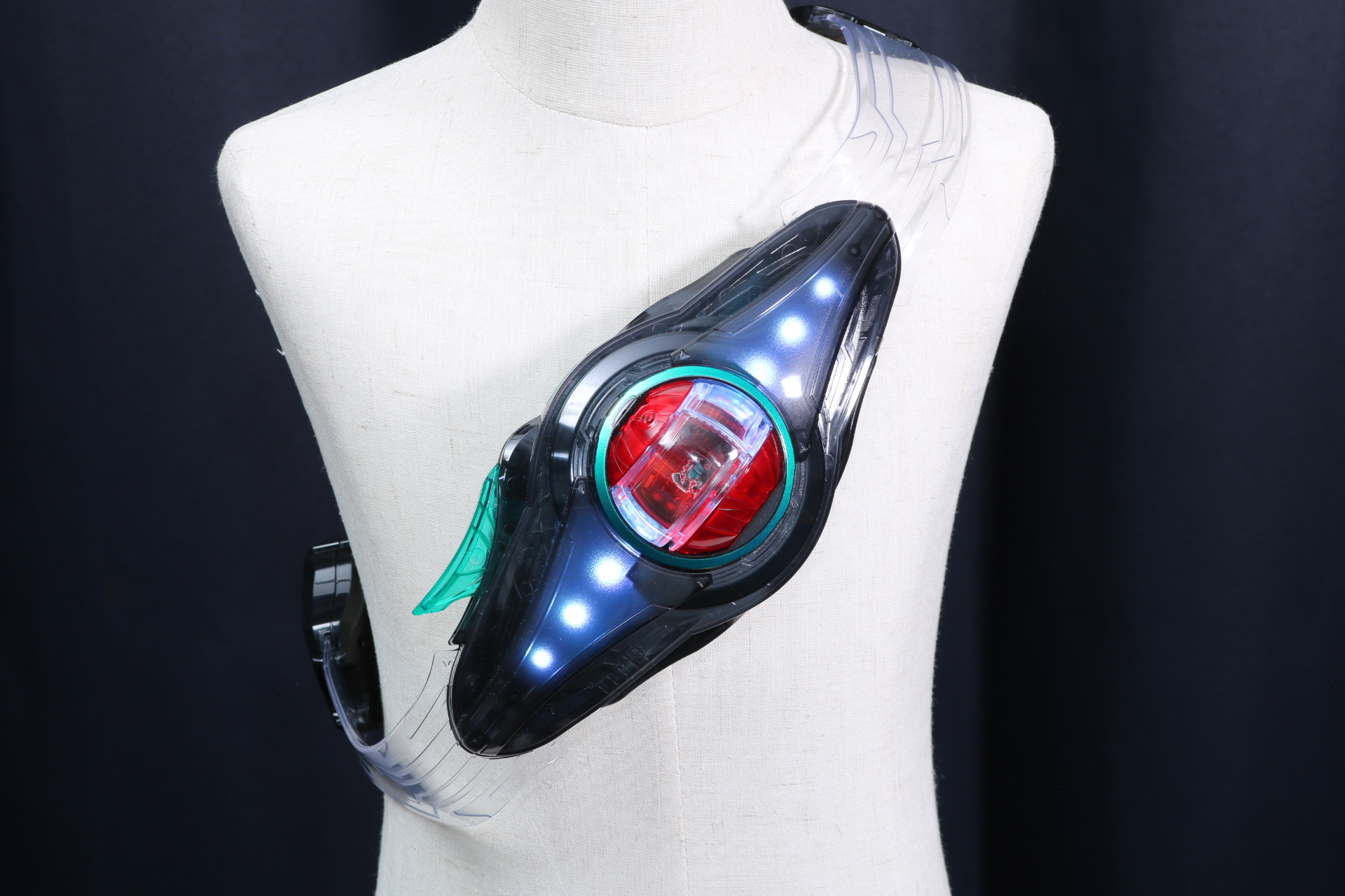 待機状態ではベルト本体に白いLED発光と待機音が鳴る