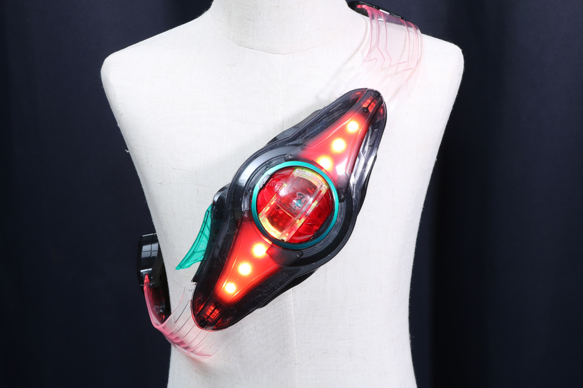 変身手順を踏むことでLED、音声が変化。「仮面ライダーゼッツ フィジカムインパクト」に変身！