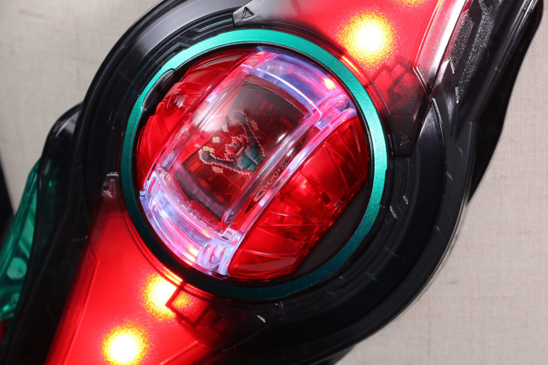 中央のカプセム部分のLEDで照らされ、立体感あるものに