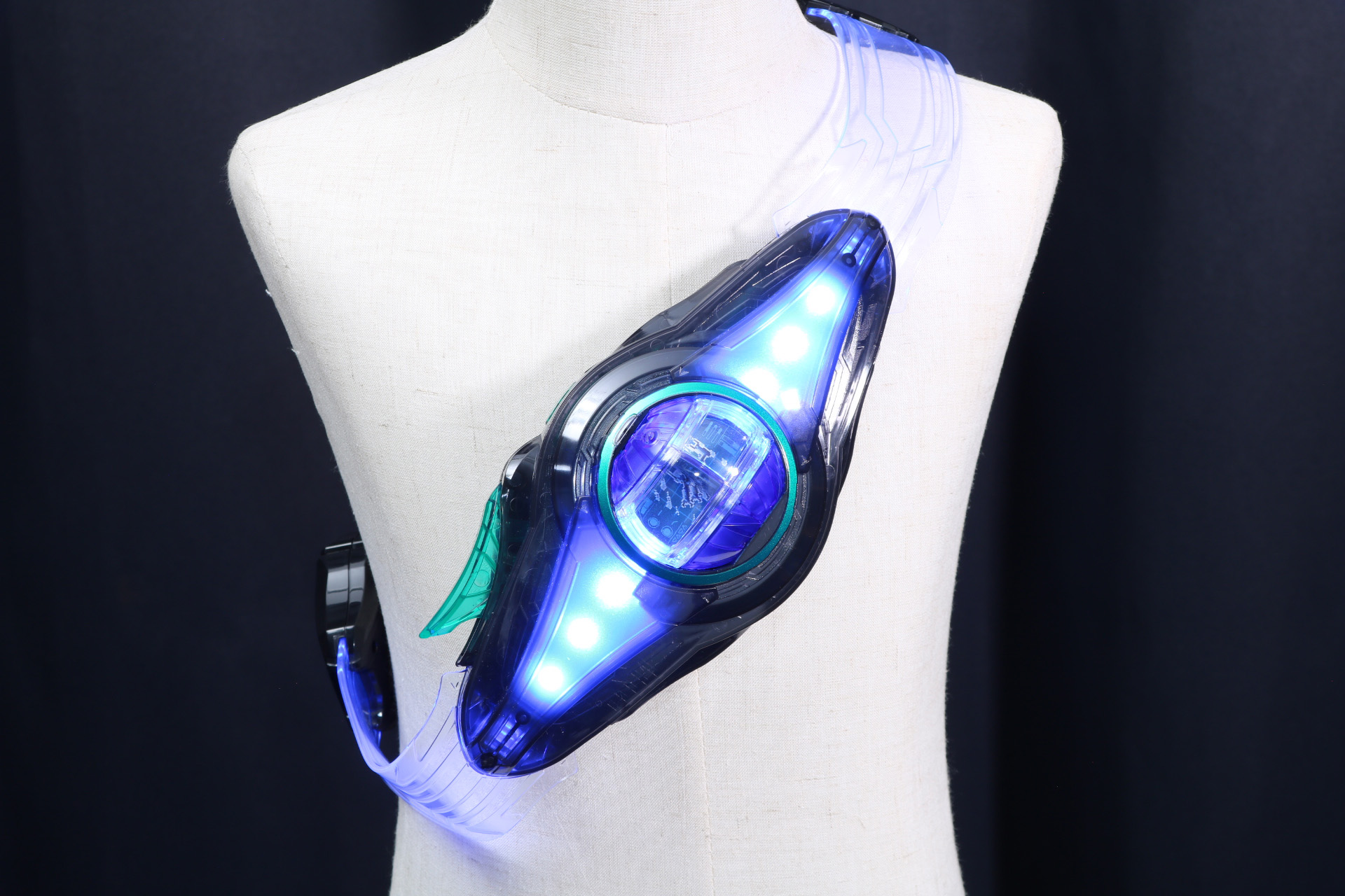 「仮面ライダーゼッツ テクノロムストリーム」に変身