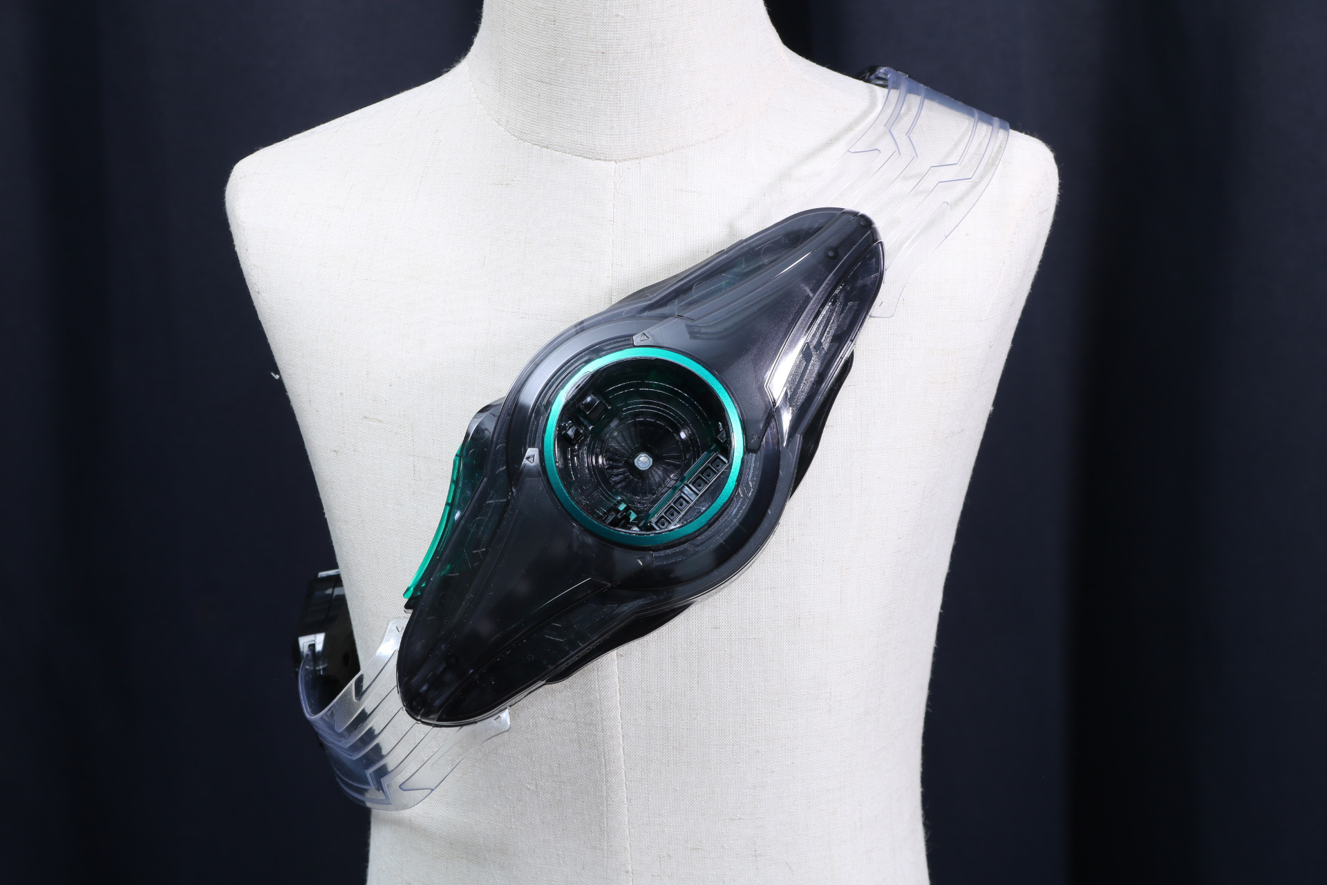 クリアグリーンのスイッチ部分を押すことでロックを解除できる