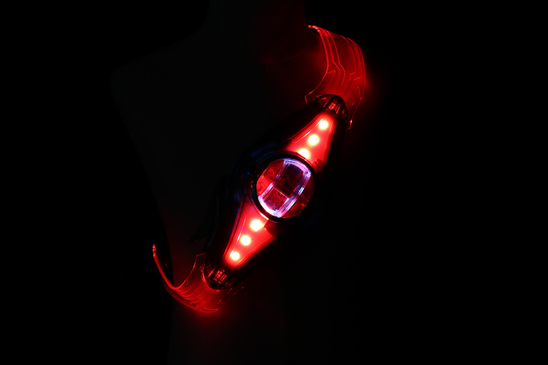 暗闇の中で光る「DXゼッツドライバー」。ベルト本体から帯までしっかりと発光