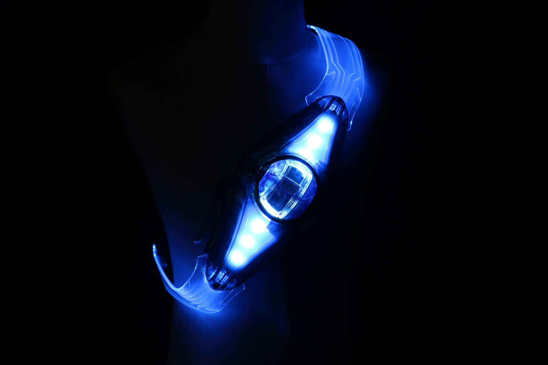 「仮面ライダーゼッツ テクノロムストリーム」では青のLEDが爽やかに光る