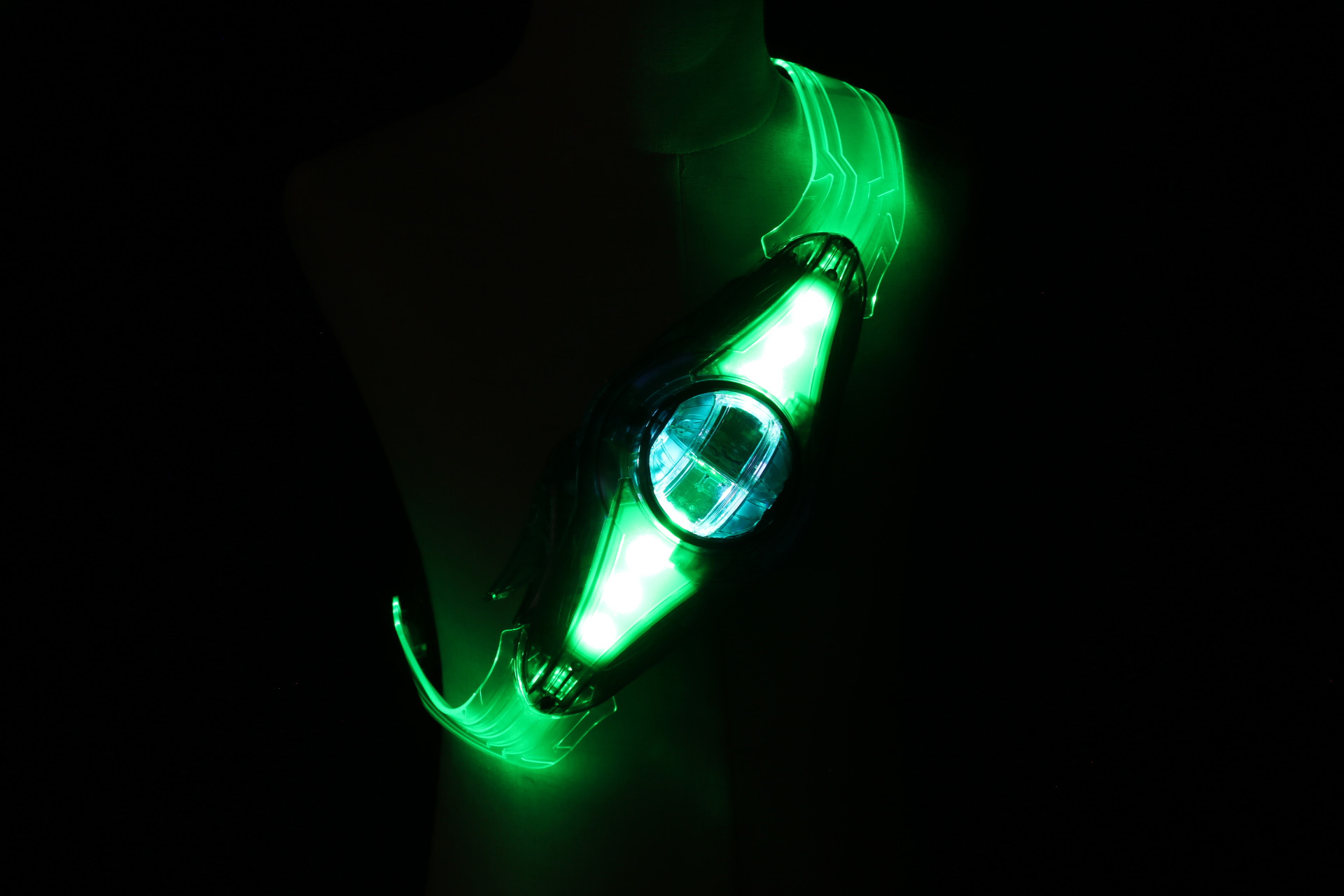 「仮面ライダーゼッツ エスプリムリカバリー」では緑のLEDが鮮やかに発光