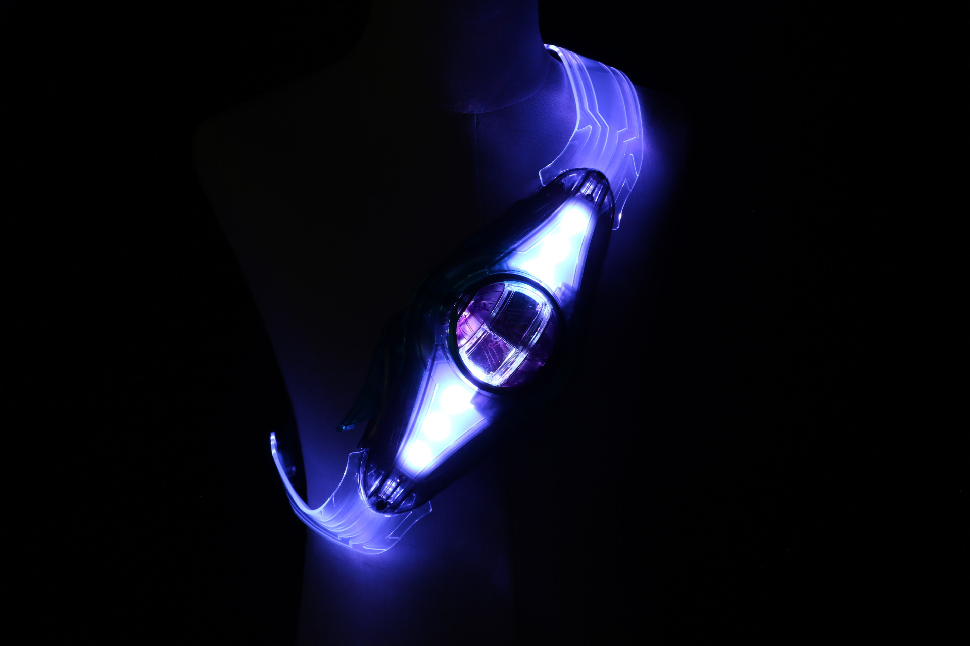 「仮面ライダーゼッツ パラダイムワンダー」では紫のLEDが怪しげに光る