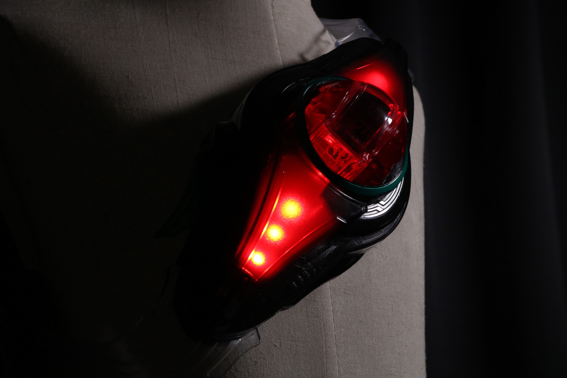 超必殺技を発動。七色の発光パターンでド派手に必殺技を決める