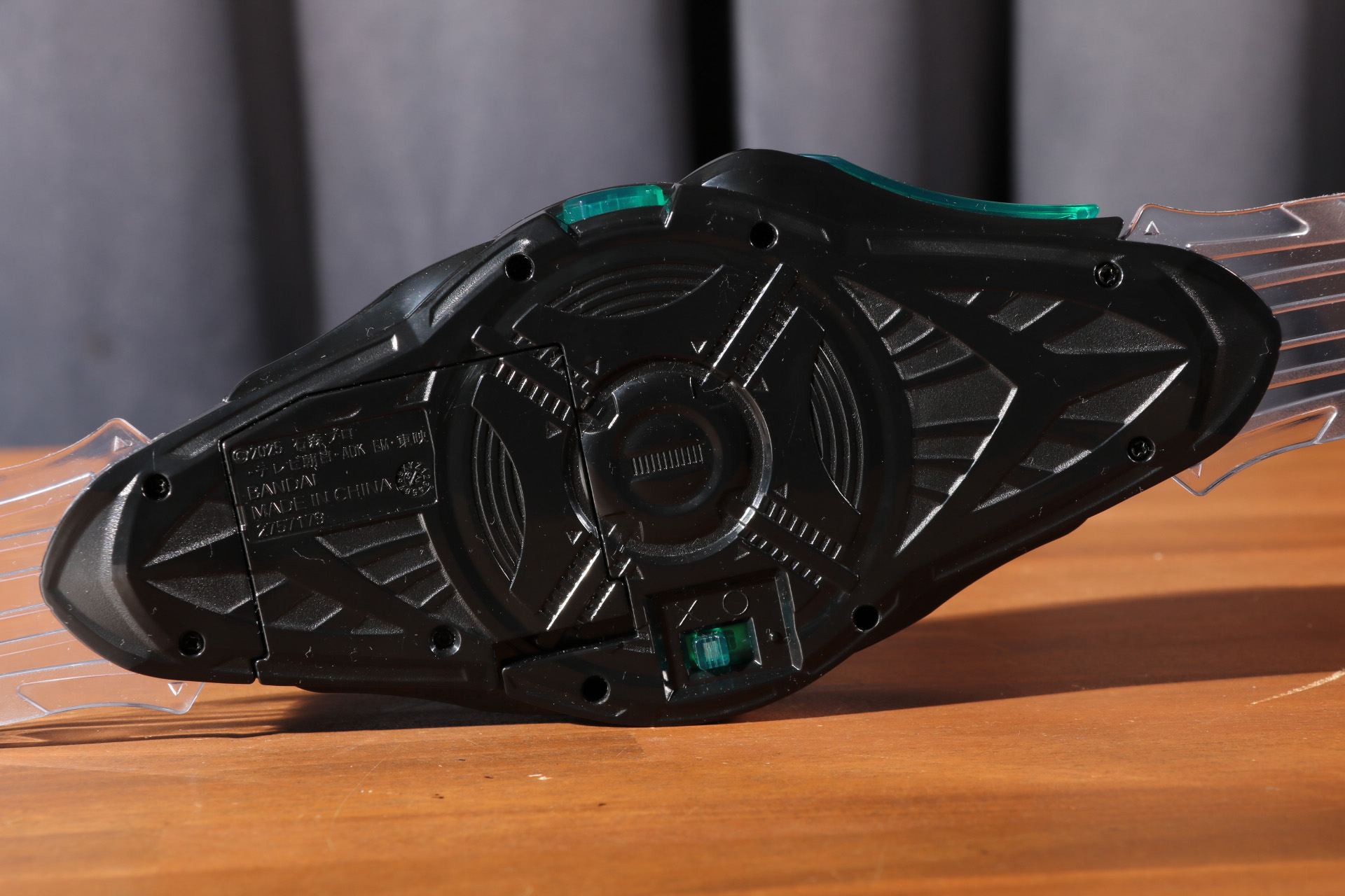 クリアグリーンのスイッチ部分を押すことでロックを解除できる