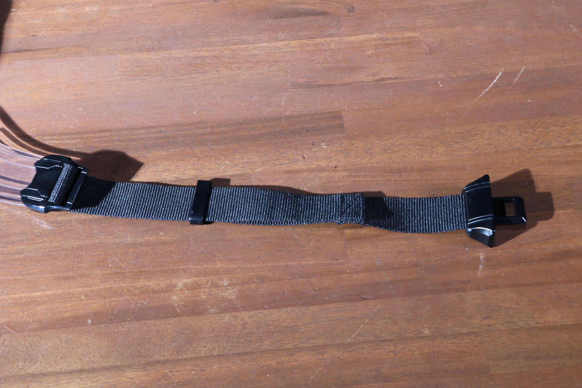 クリアグリーンのスイッチ部分を押すことでロックを解除できる