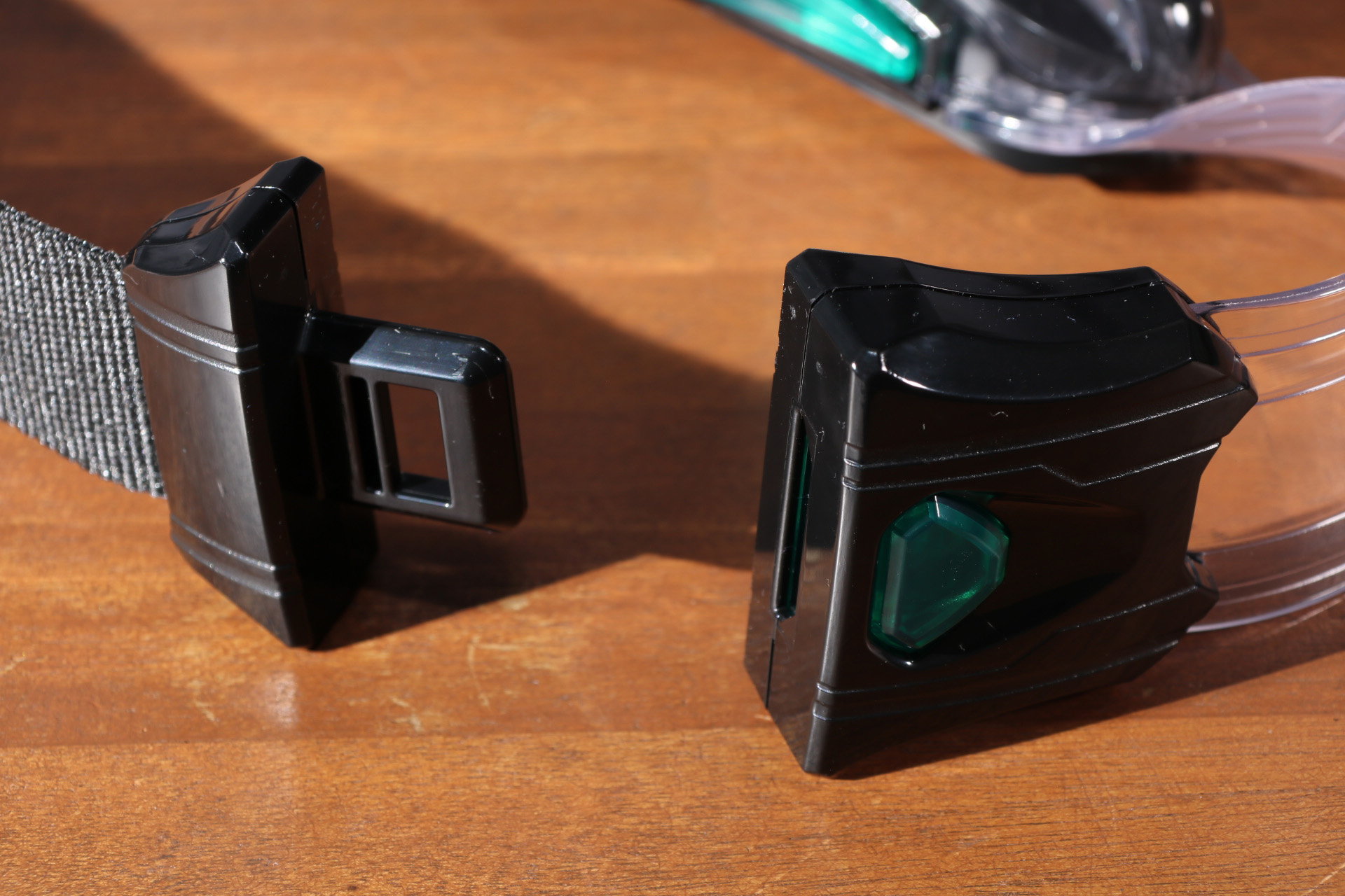 くぼみには6ピンの認識ピンとカプセムの回転を認識する機構が備わっている。また、中央にはLEDが入っている。