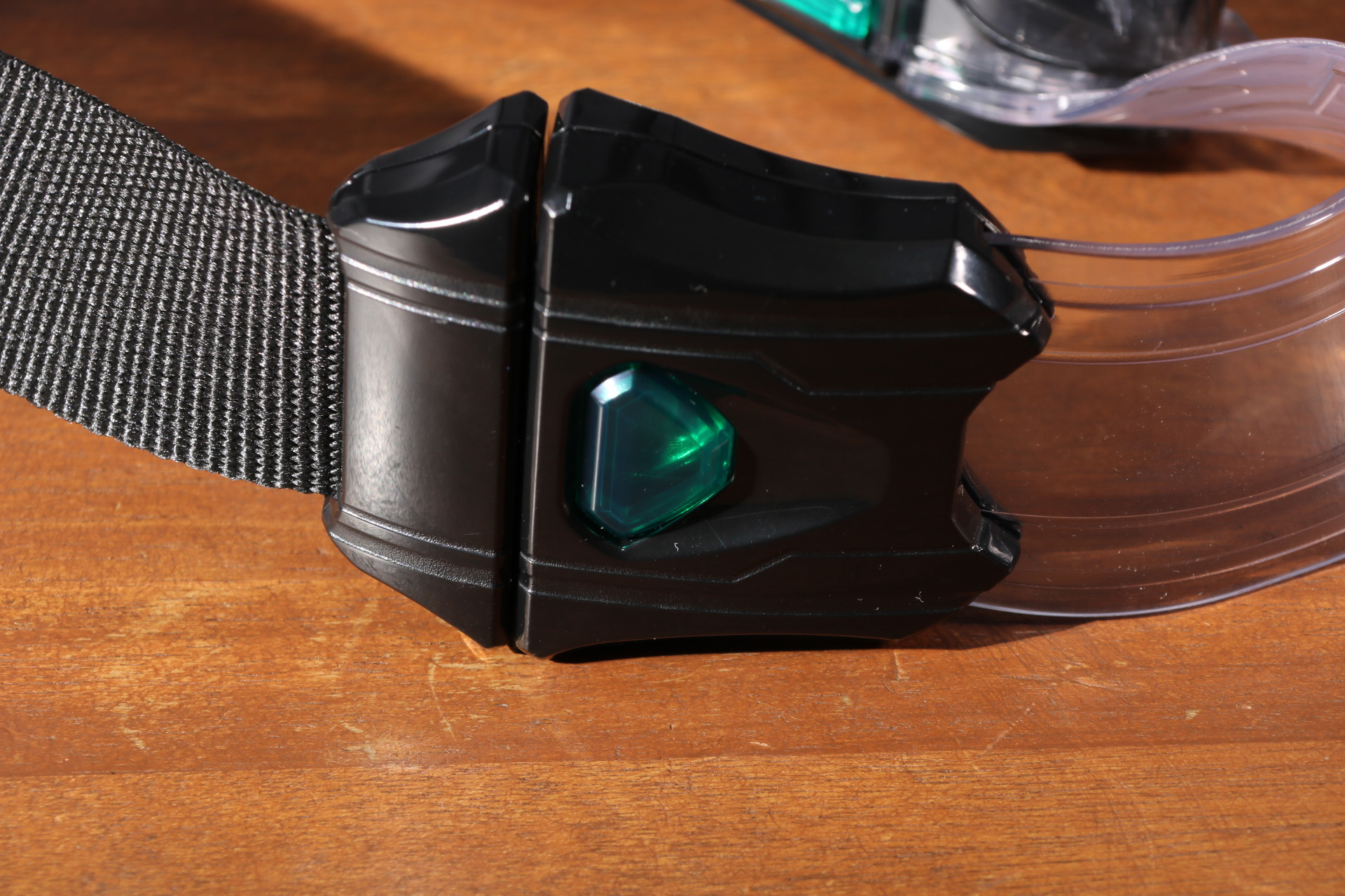 クリアグリーンのスイッチ部分を押すことでロックを解除できる