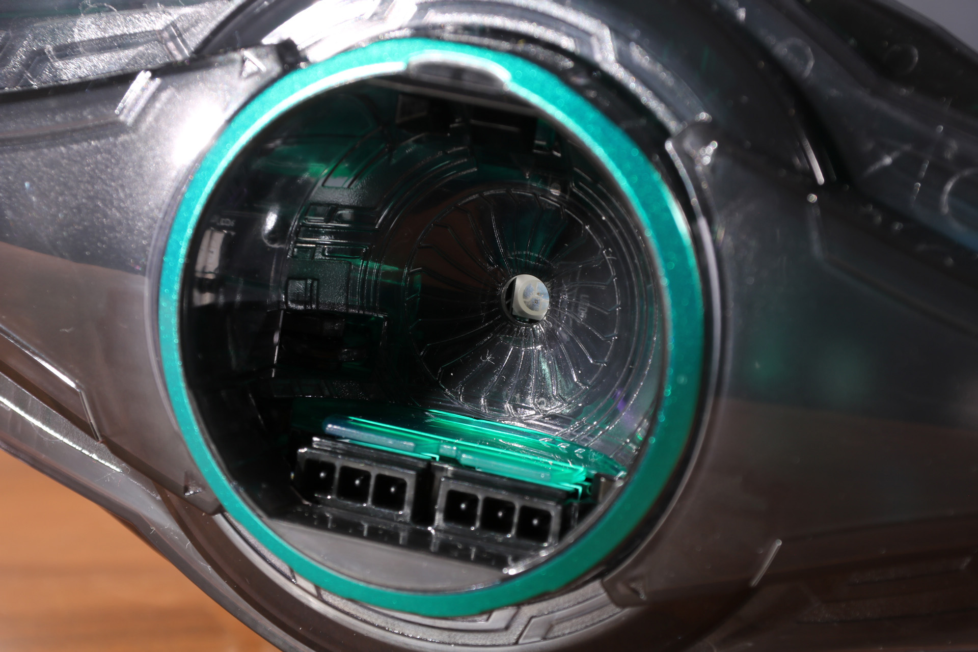 くぼみには6ピンの認識ピンとカプセムの回転を認識する機構が備わっている。また、中央にはLEDが入っている。