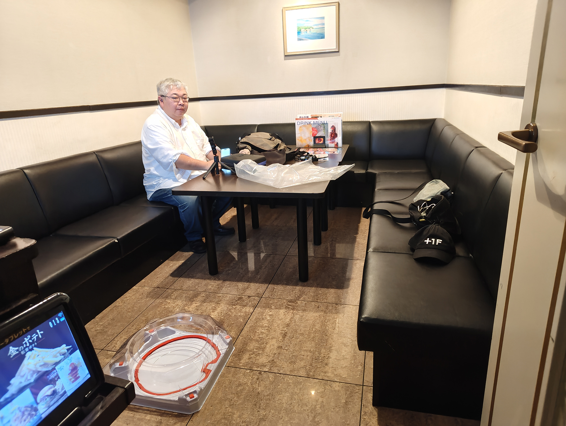 「BEYBLADE X」の推奨する遊び方に合わせ、床にスタジアムを置き、膝立ちで対戦を行う