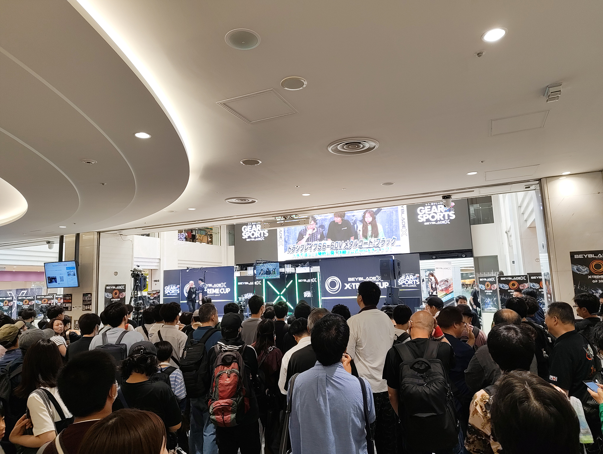 大勢の来場者が詰めかけており、会場は大賑わいとなっていた