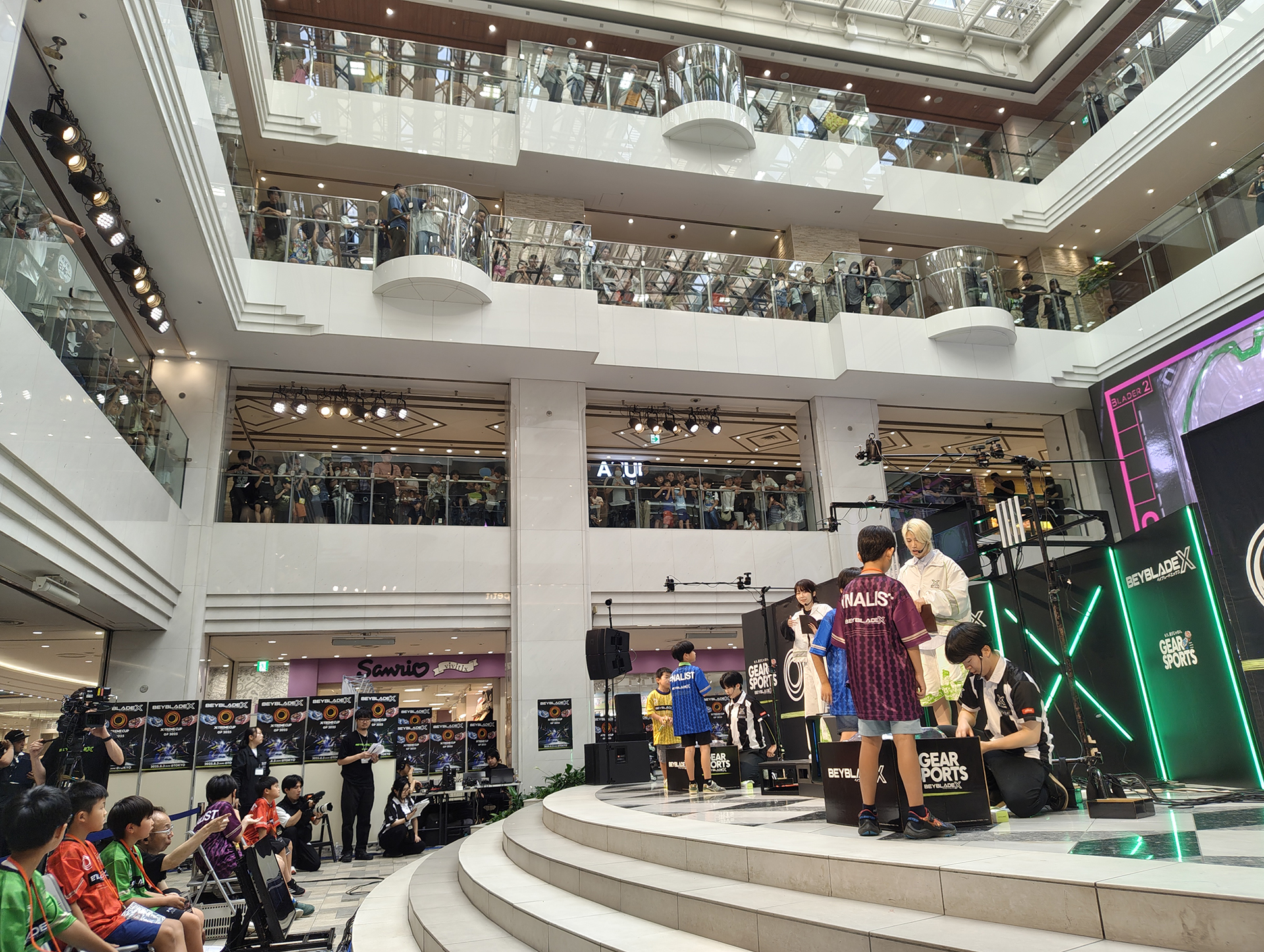 吹き抜けのステージとなっており、1～3階まで多くの来場者が試合の様子を観戦していた