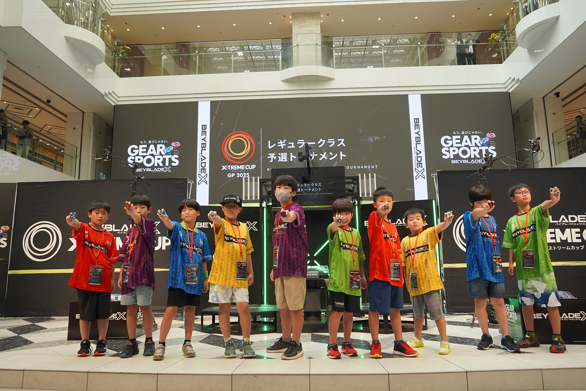 レギュラークラスの決勝トーナメント進出を決めた10名の参加者たち。いずれも地方予選で上位のブレーダーたちとなる