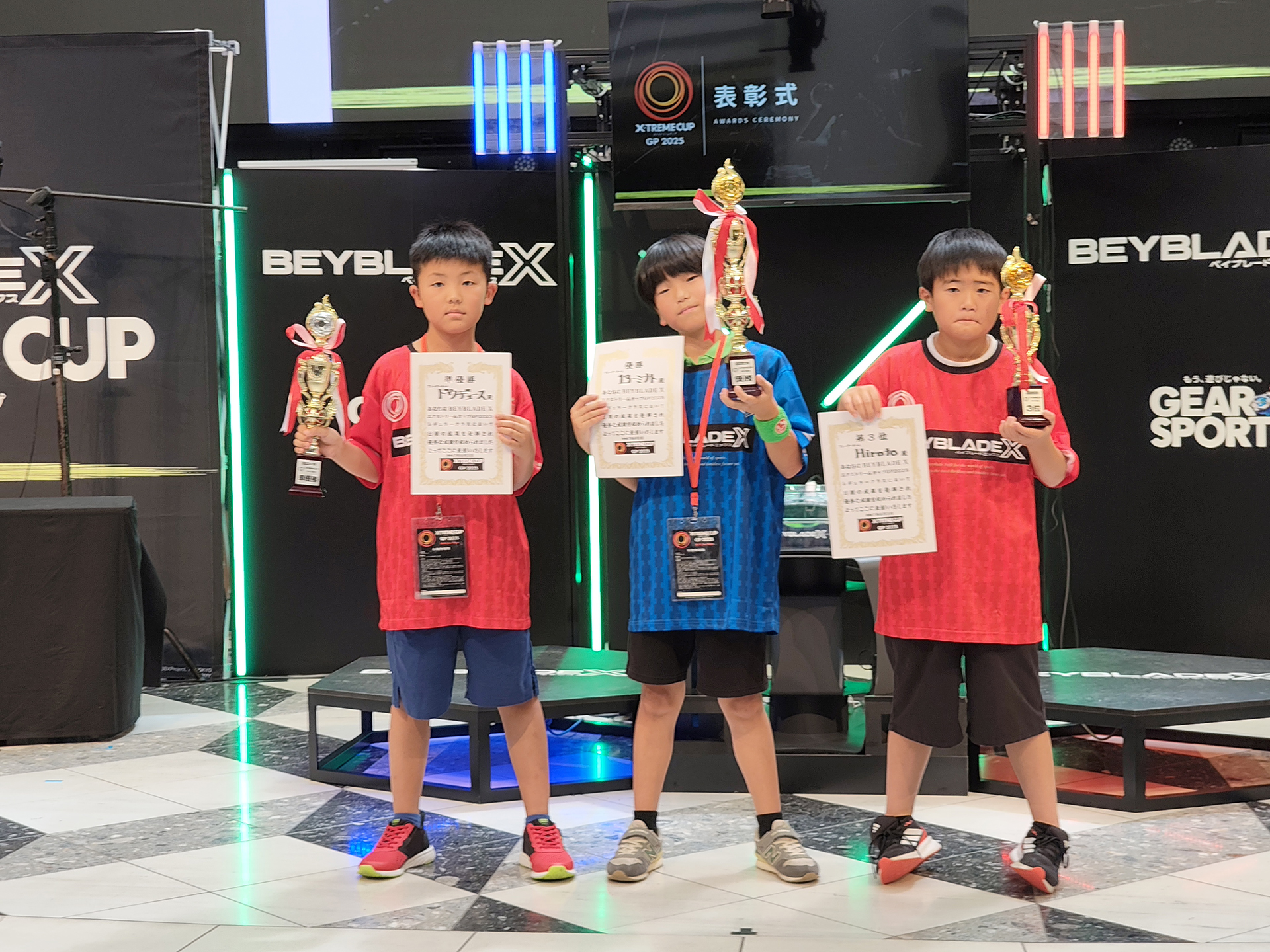 表彰式の3人。中央が13-ミナト、右がHiroto、左がドウデュース