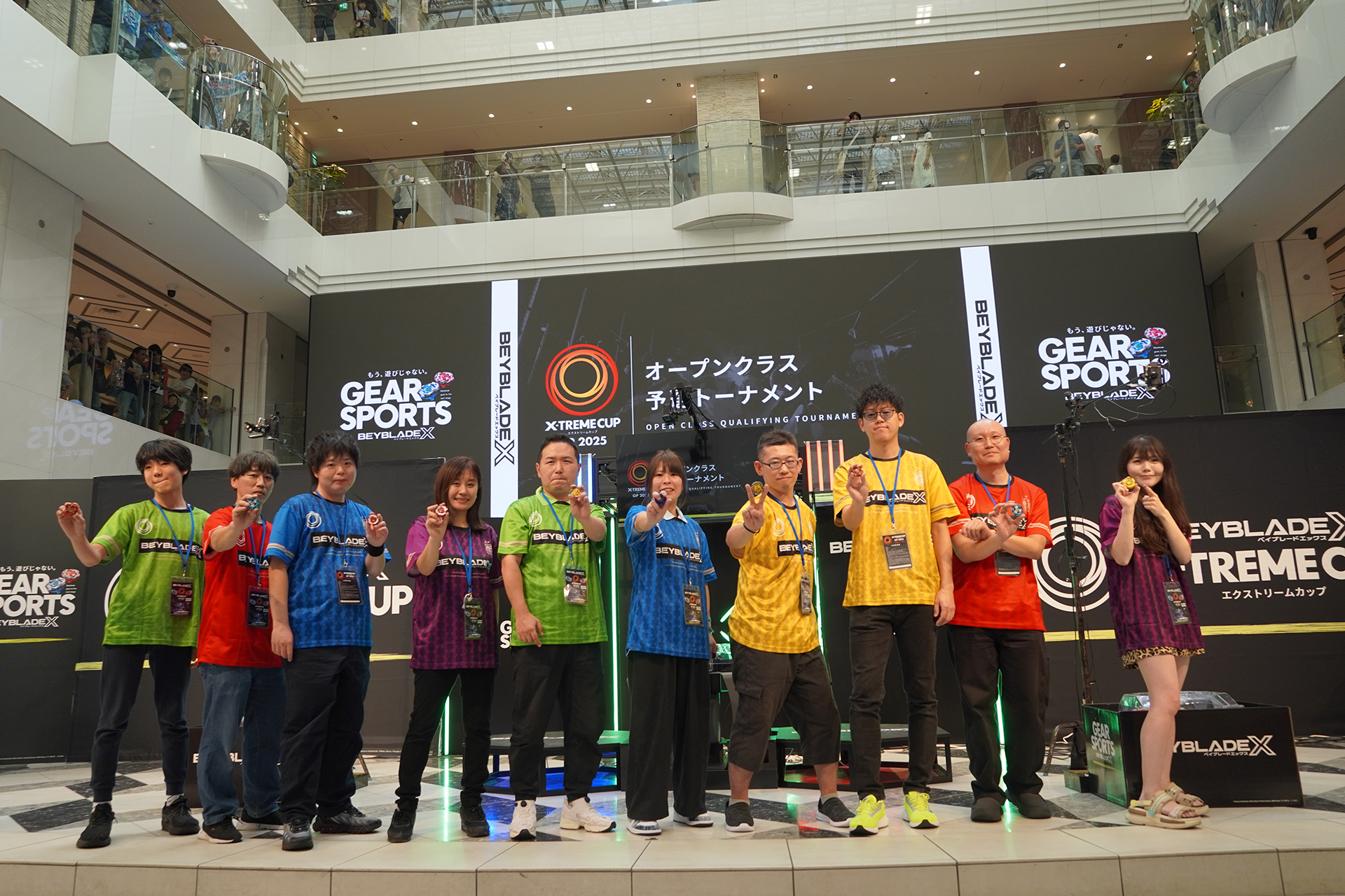 オープンクラス決勝トーナメント参加者たち。レギュラークラスと同様、地方予選を上位で勝ち抜いた凄腕のブレーダーたちだ