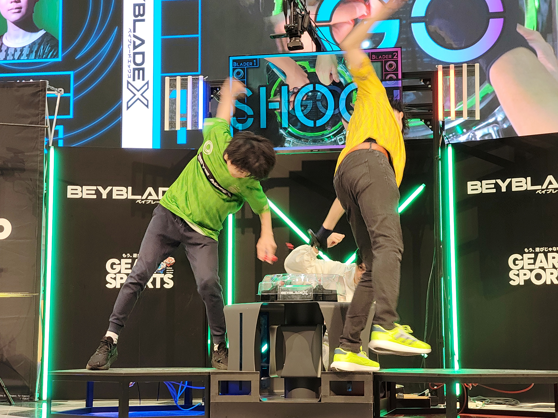 準決勝第1試合は九州予選1位のたこいとと、東北・北海道予選1位のおまんじゅうキングとの対決