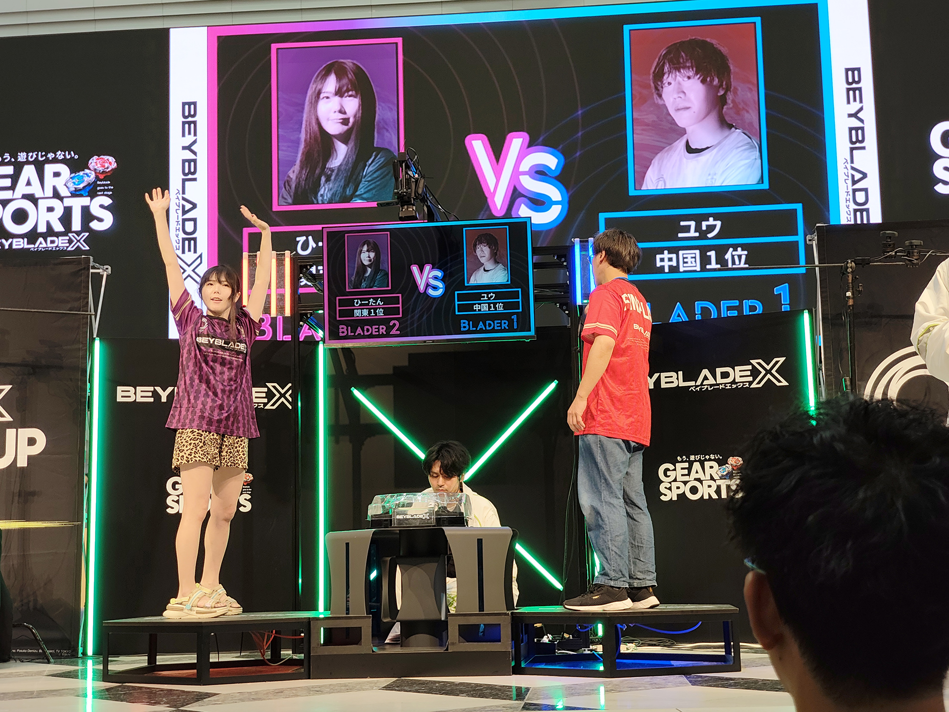 準決勝第2試合は中国予選1位のユウと関東予選1位のひーたんのバトル。ひーたんはファンも多く、声がかかると手を振るなどファンサも旺盛だ