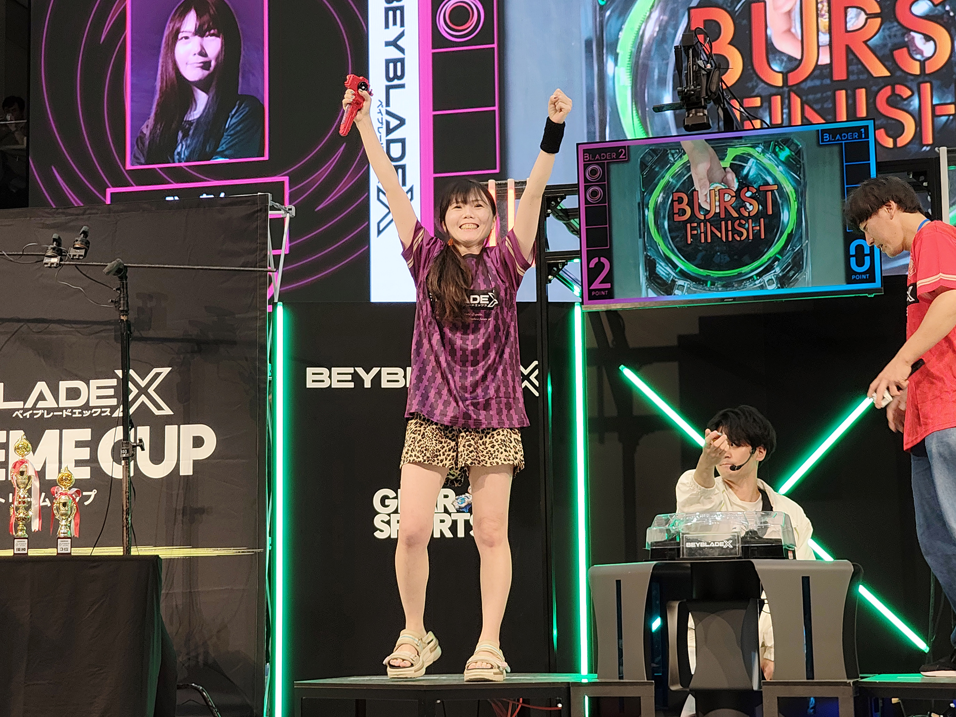 見事にバーストフィニッシュで勝負を決めてファンにアピールするひーたん