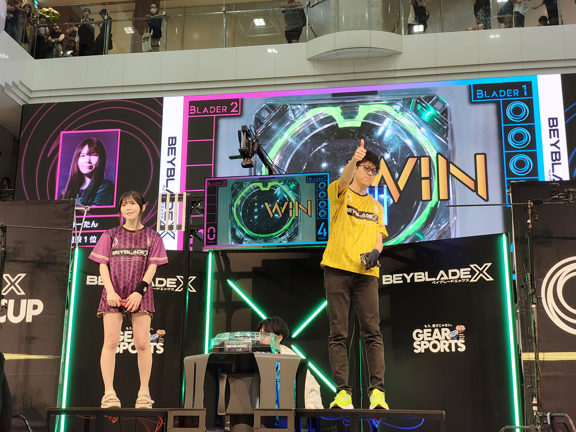 勝利のグーサインを会場に向けるおまんじゅうキング