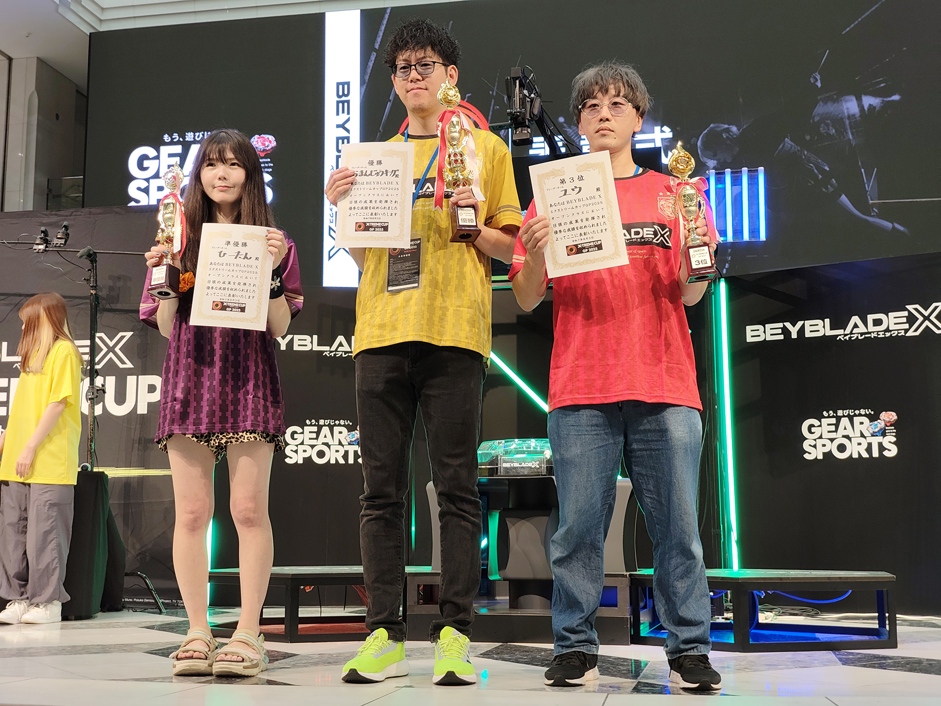 表彰式の様子。中央がおまんじゅうキング、右がユウ、左がひーたん