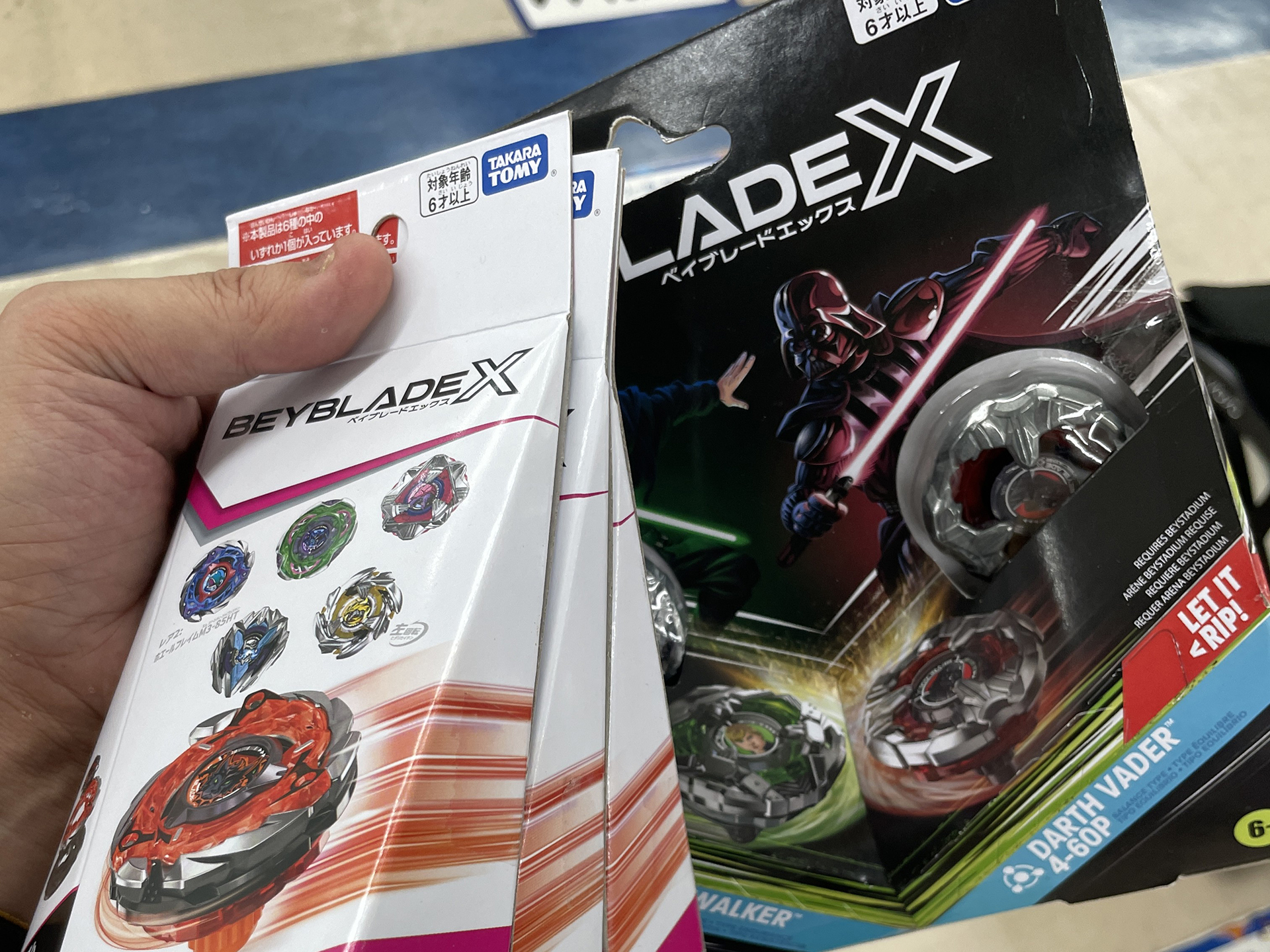 空き時間には同じフロアにあるトイザらスにいってベイブレードを買う事もできる