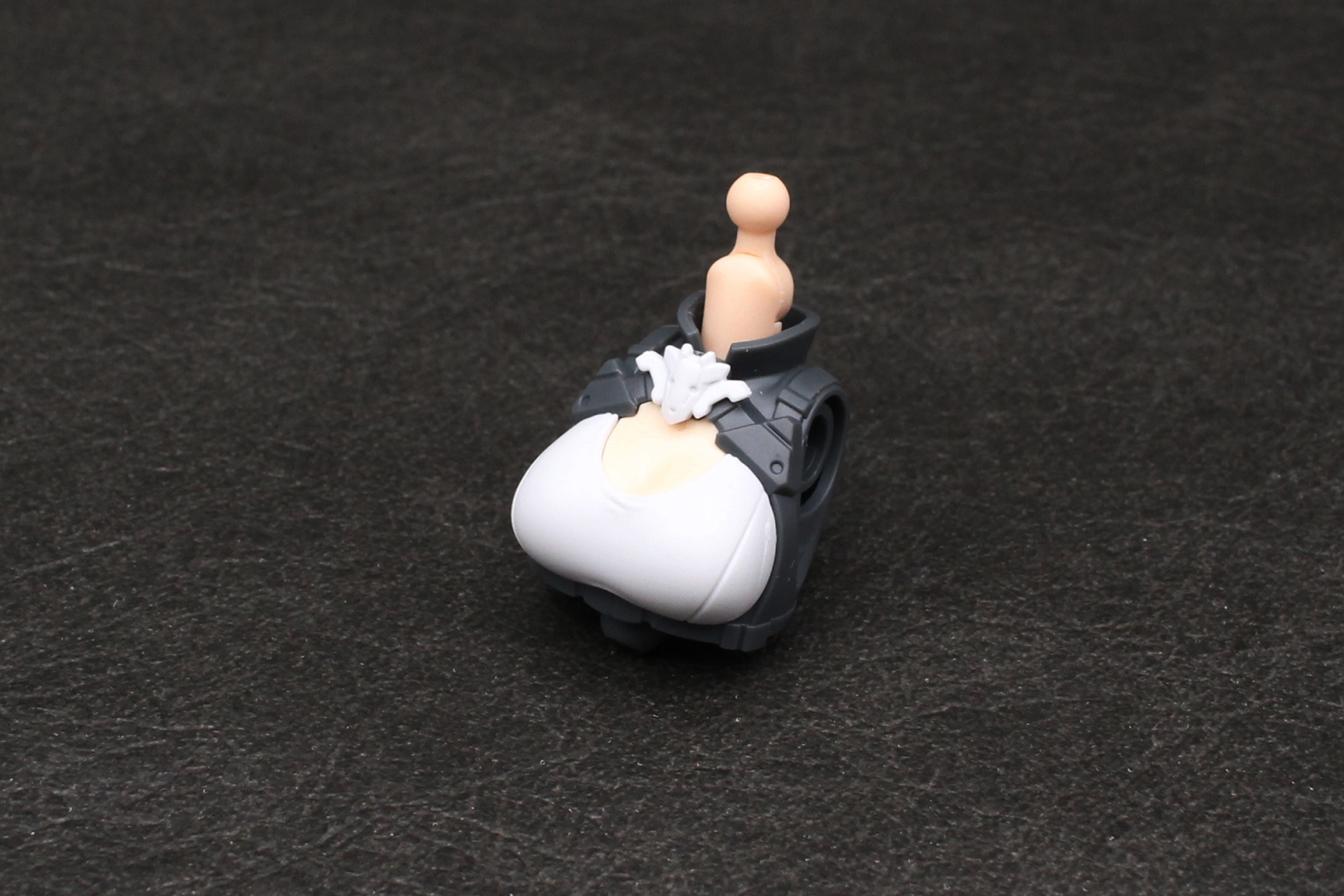 胴体にバストと首を取り付ける