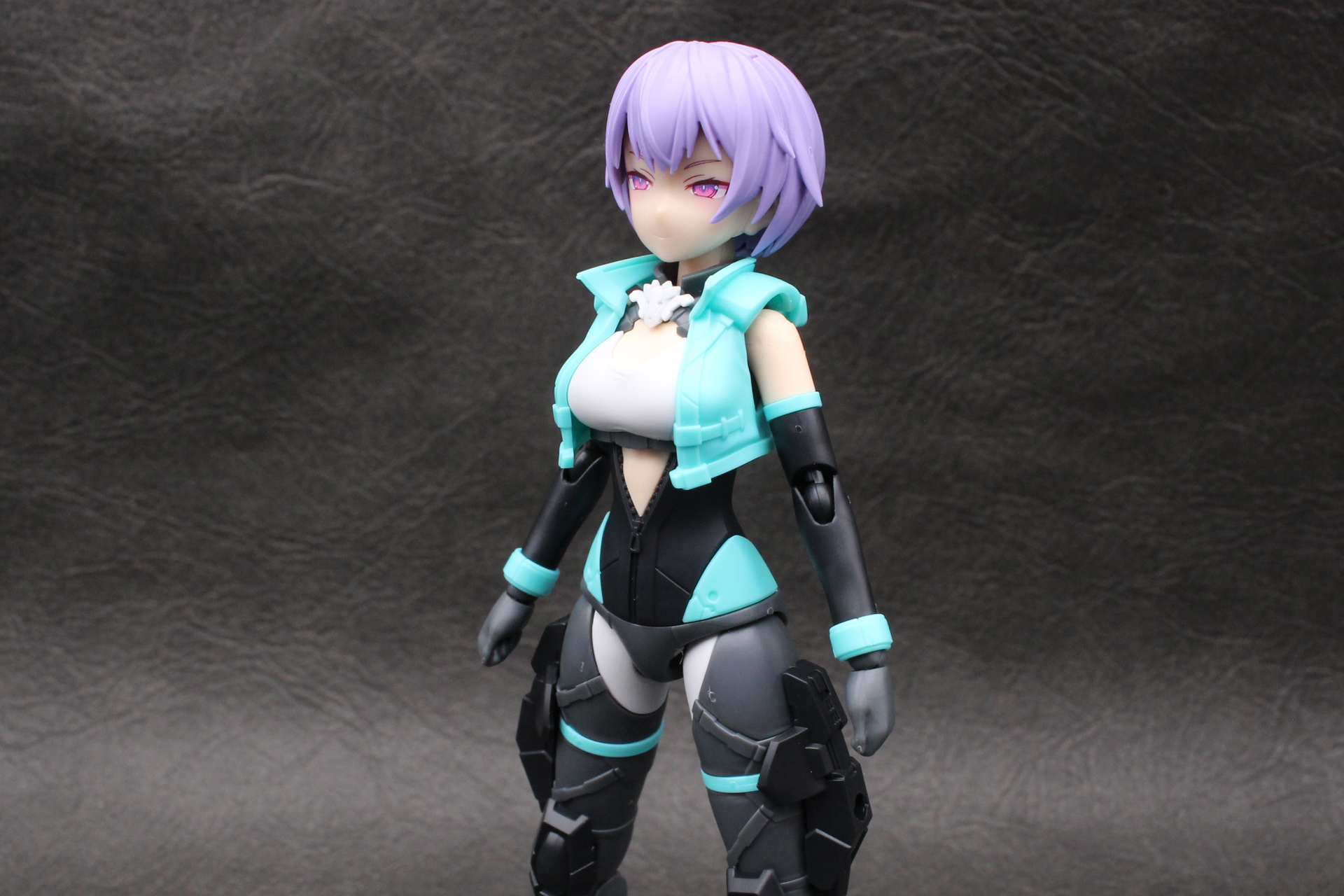 脱いだときの上腕を使えばノースリーブ風のジャケットになる
