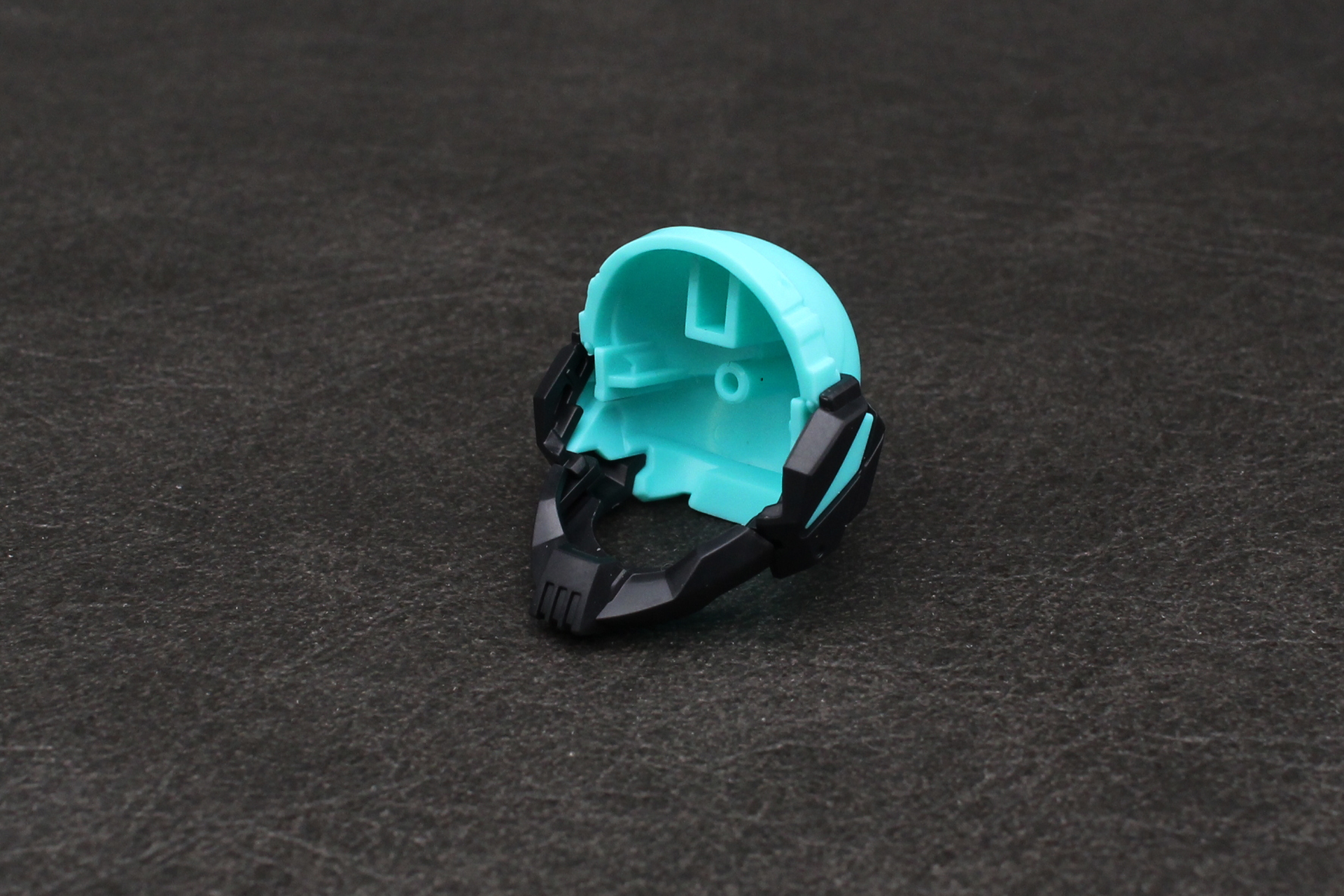ヘルメットの組み立て。左右の飾りと顎のガードを取り付ける