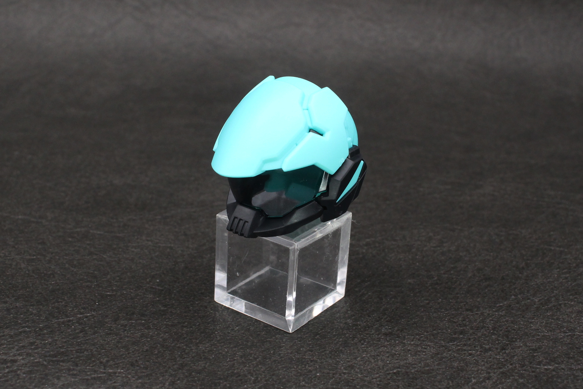 バイザーを取り付けてヘルメットが完成