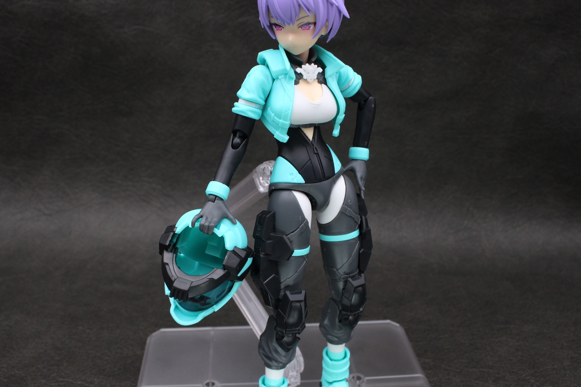 専用の手首を使えば、ヘルメットの後ろ側を持った状態でディスプレイできる