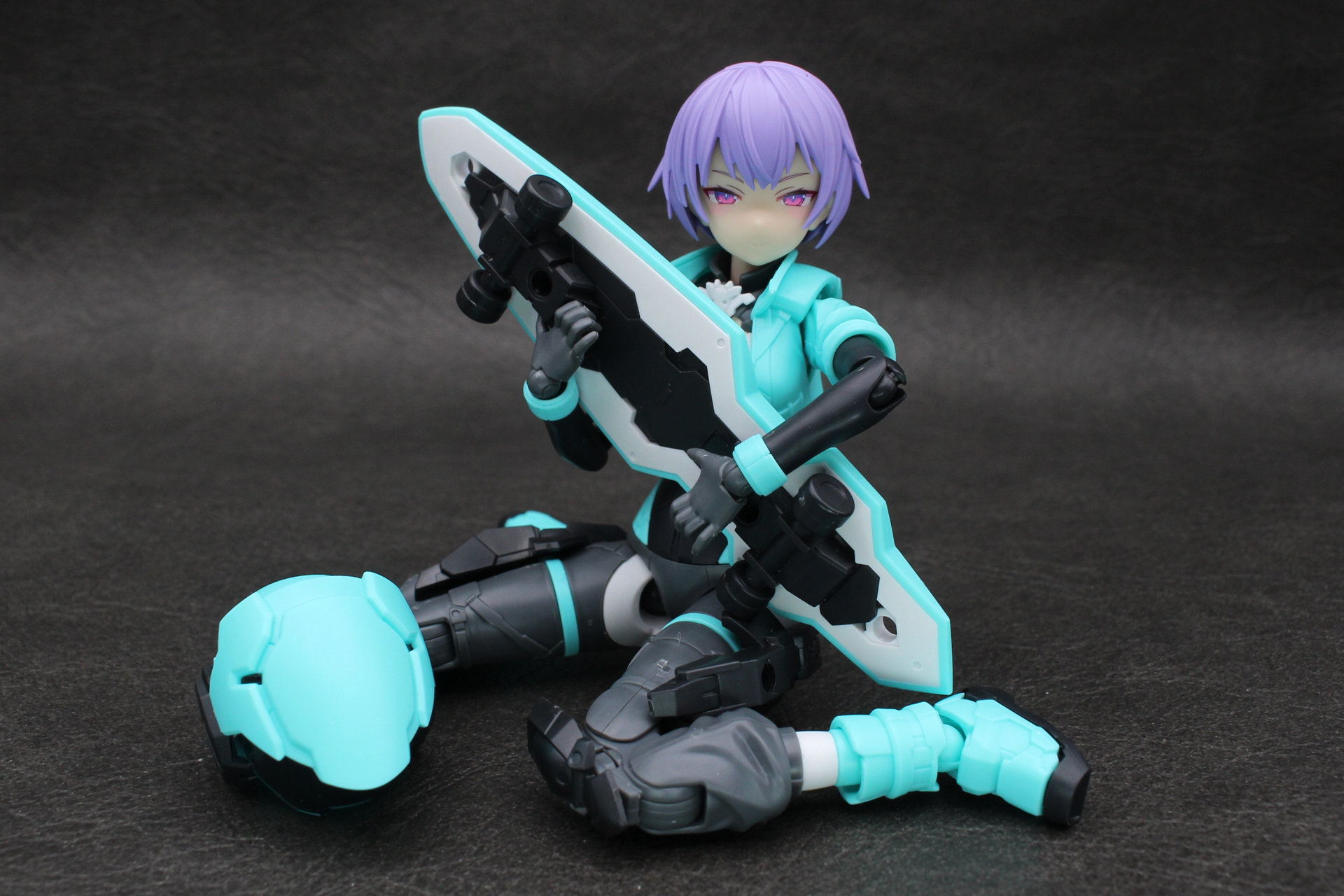 ストリートで見せるカジュアルポーズも似合う