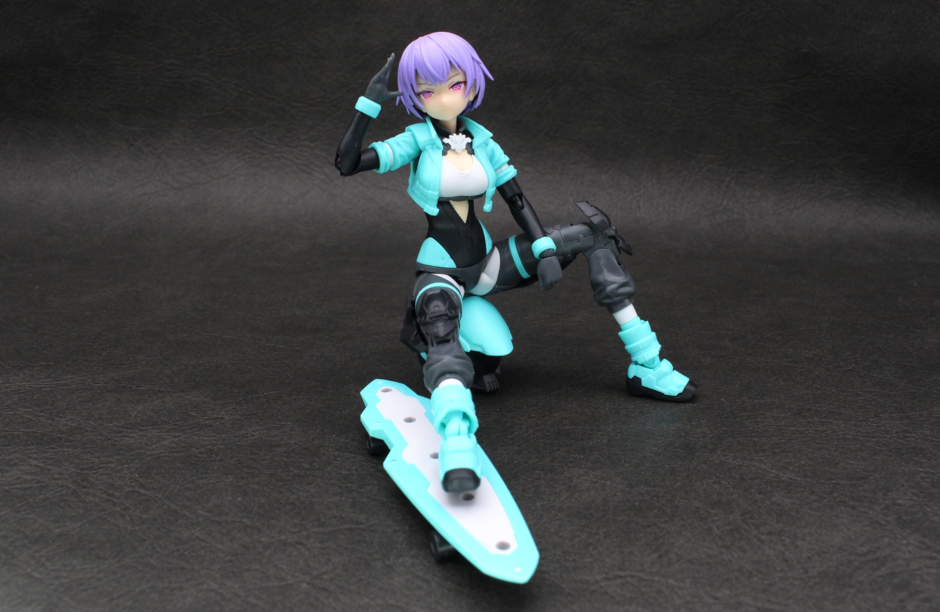 ストリートで見せるカジュアルポーズも似合う