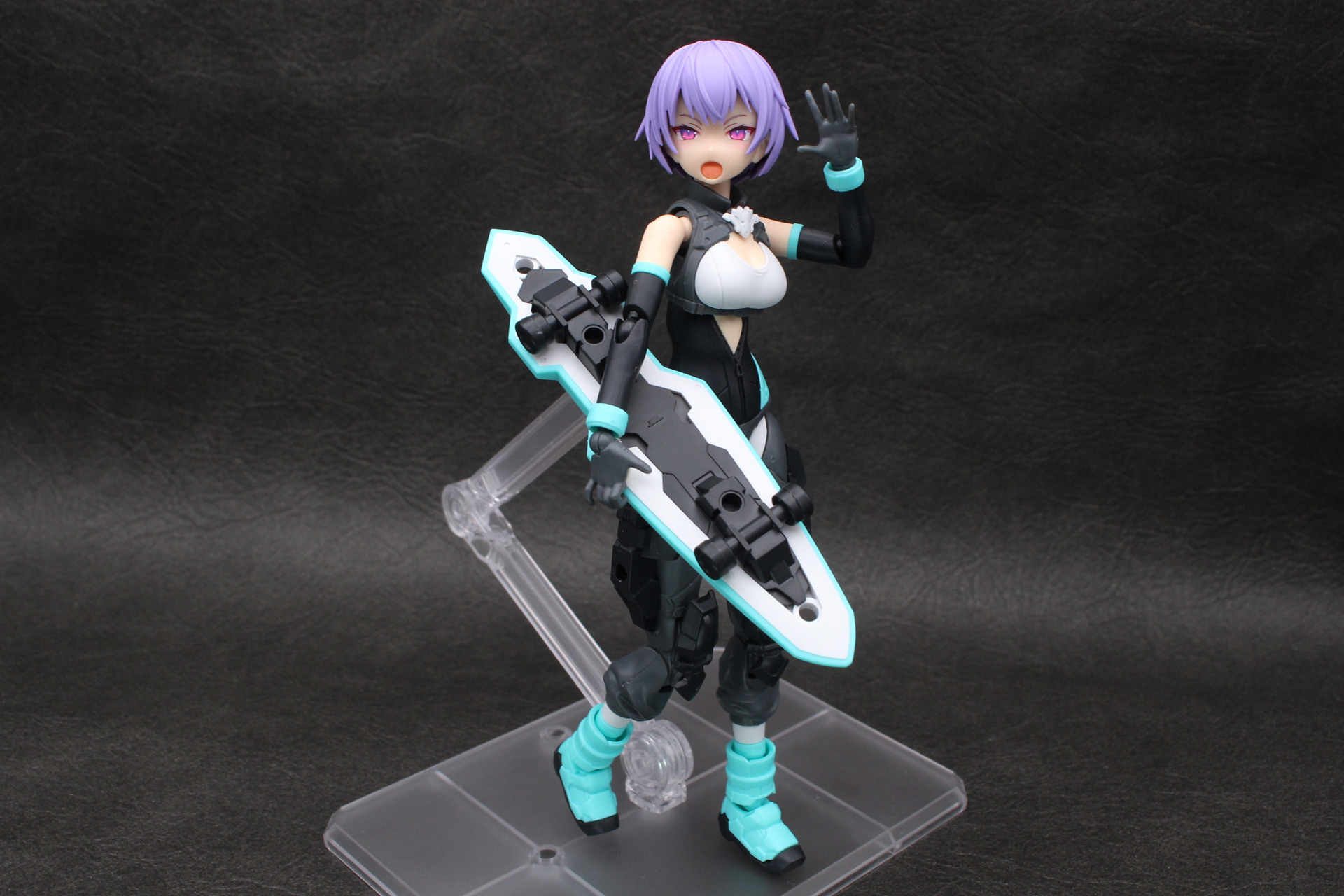 ストリートで見せるカジュアルポーズも似合う