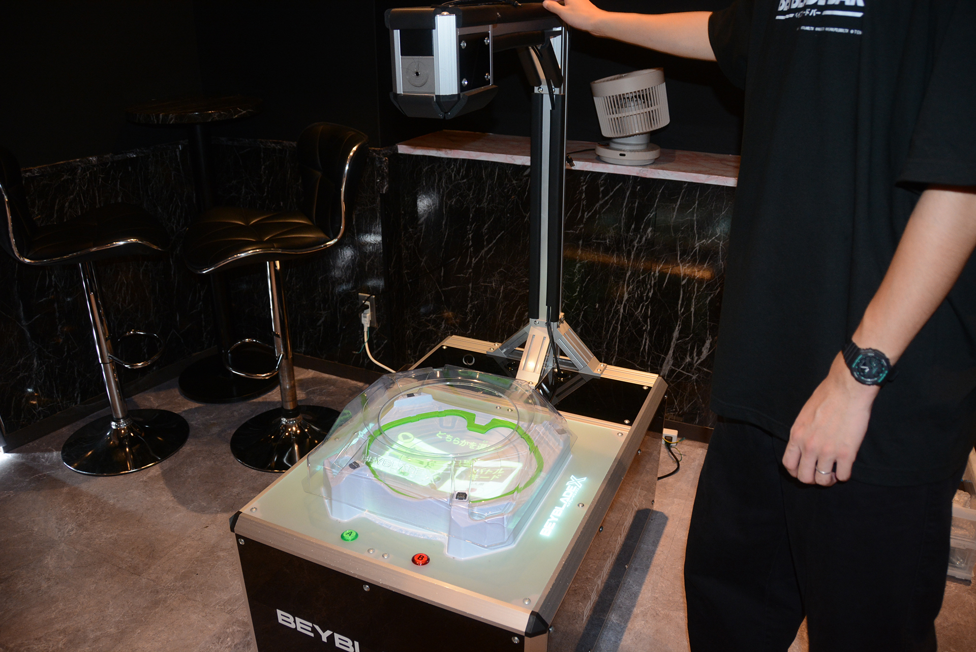 目玉となる「ベイブレードXRスタジアム」。1人でも対戦が楽しめ、XR技術によって派手な演出も追加