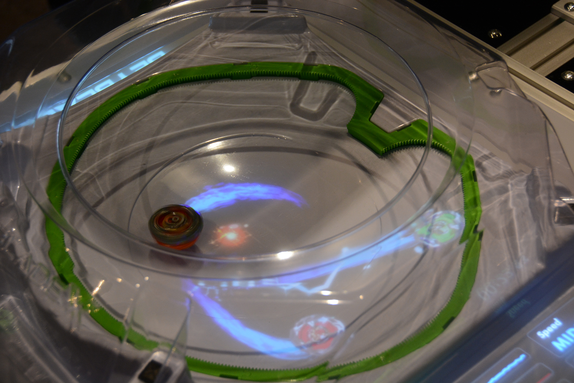 目玉となる「ベイブレードXRスタジアム」。1人でも対戦が楽しめ、XR技術によって派手な演出も追加