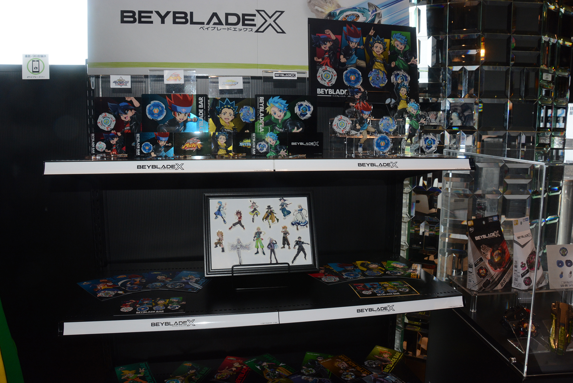 アクスタ、タンブラー、Tシャツなど充実している。アクリルスタンドが2,200円。Tシャツは6,600円。700円のクリアファイルや、600円のステッカーなども販売