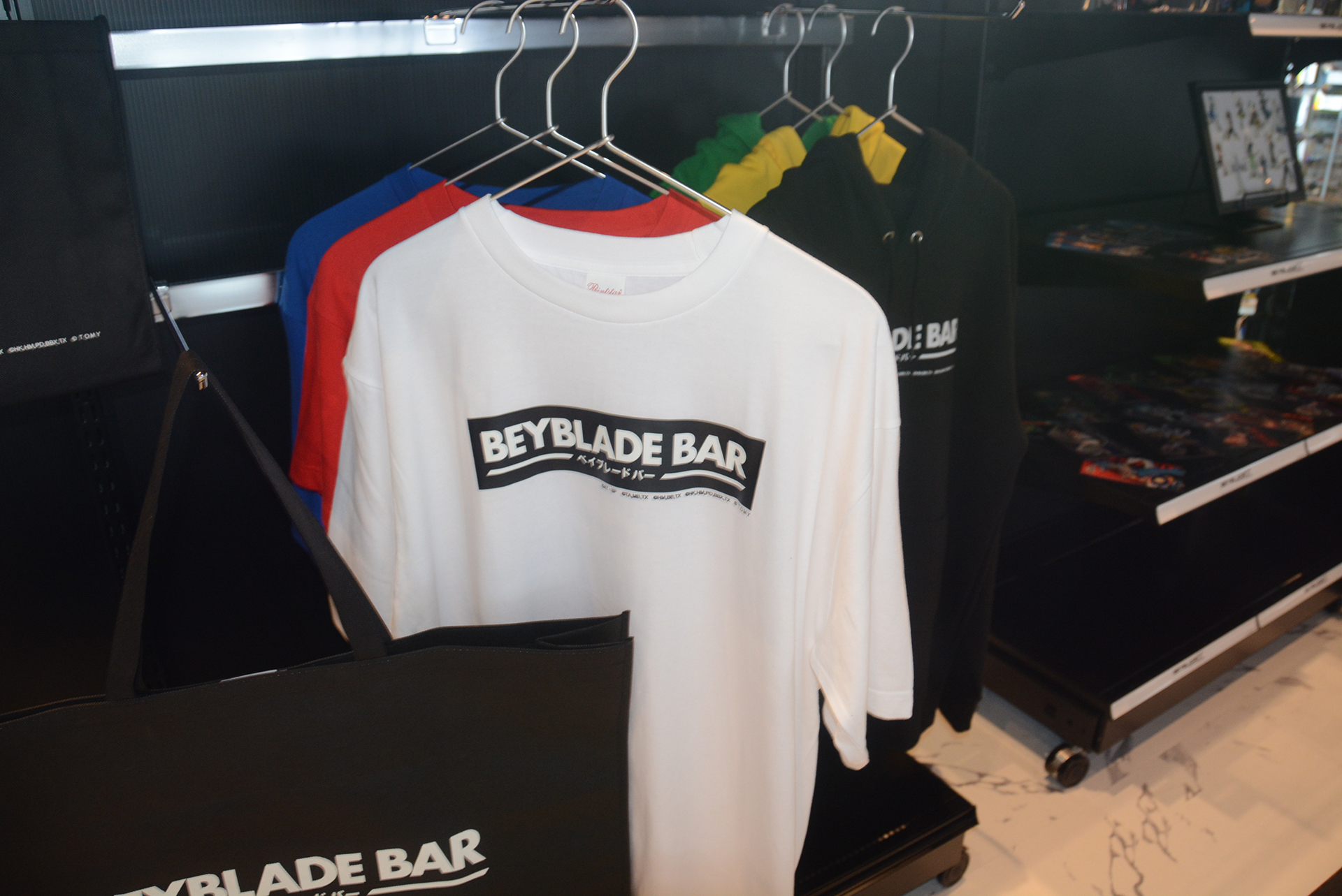 アクスタ、タンブラー、Tシャツなど充実している。アクリルスタンドが2,200円。Tシャツは6,600円。700円のクリアファイルや、600円のステッカーなども販売