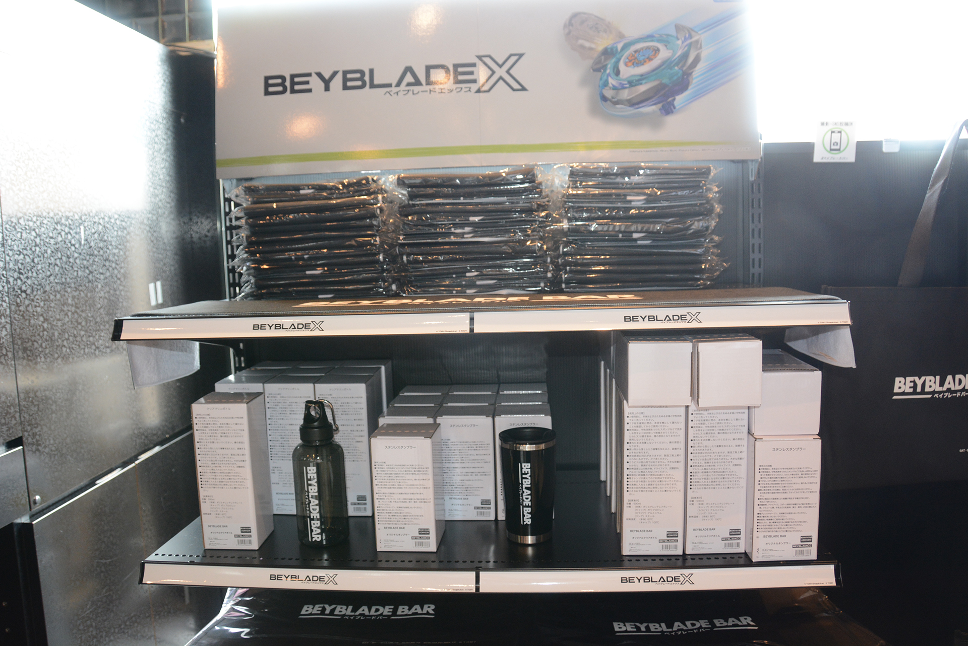 アクスタ、タンブラー、Tシャツなど充実している。アクリルスタンドが2,200円。Tシャツは6,600円。700円のクリアファイルや、600円のステッカーなども販売