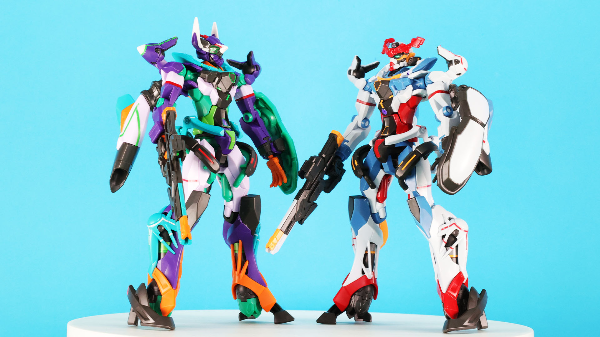 左：GFreD（ガンダム・フレド）と右：GQuuuuuuX（ガンダム・クアックス）は同型機！