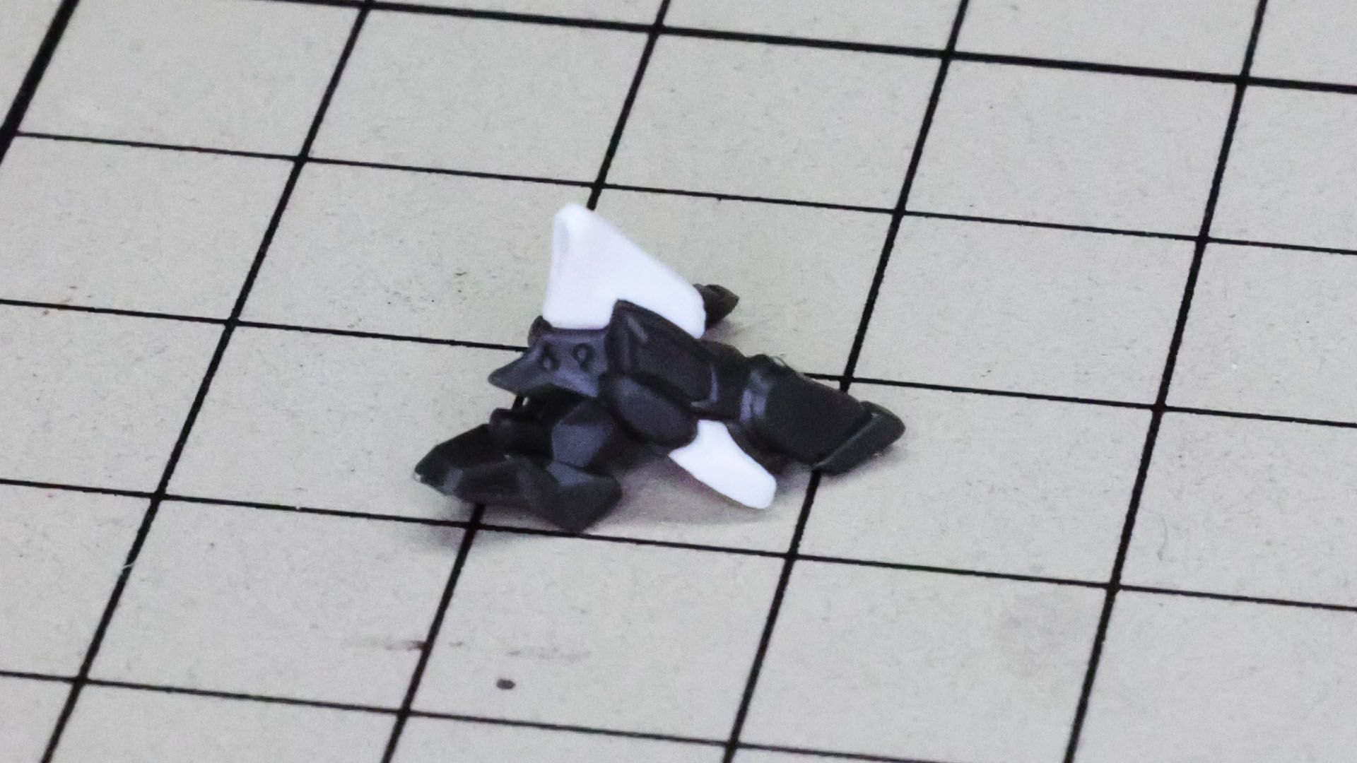 メカフレームに白いパーツを組んでいきます