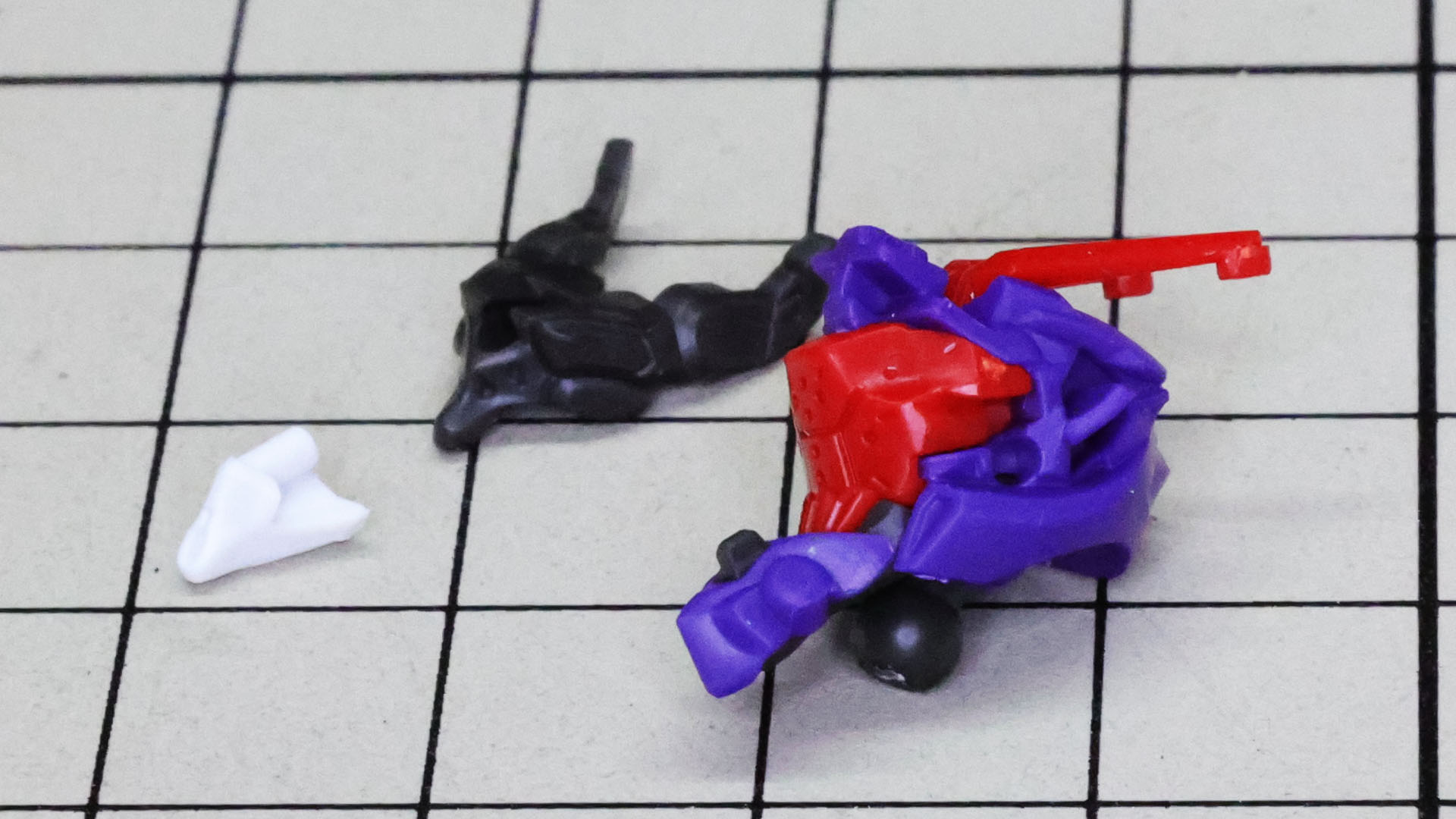 こちらも白いパーツとメカフレームを組み付けます