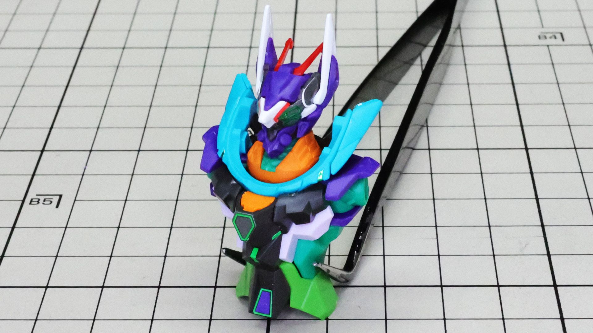 頭部を乗せてみるとその形状とカラーでGQuuuuuuXとの印象が全く違うことがわかりますね