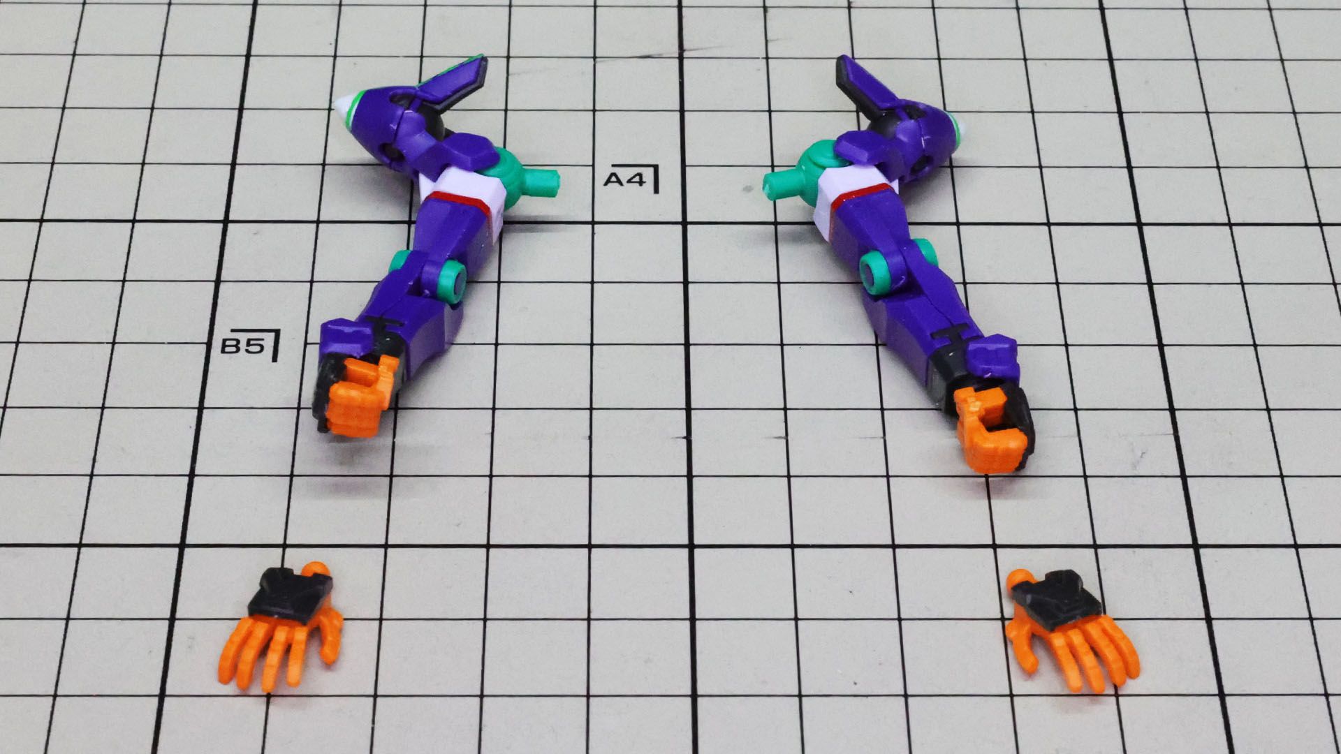 組んだパーツをドッキングさせます。指のカラーが独特です